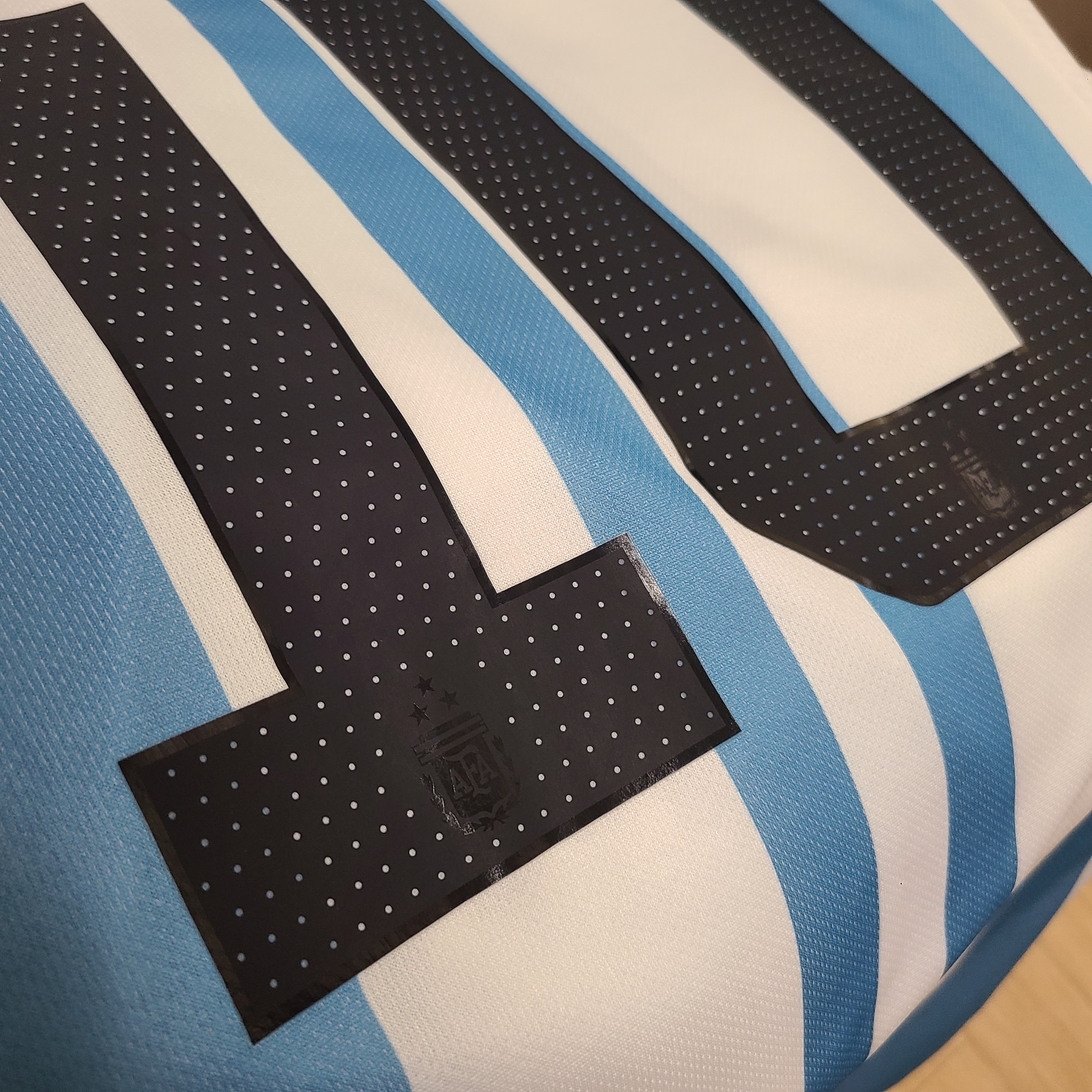 Adidas Argentina Home Jersey 2022 Winners 3-Star White Light Blue - US Sizing (Non Marking Ver.), Adidas Argentina 2024 Home Jersey White Blue Burst - KR Sizing (Non Marking Ver.) 착용 스타일 - 5