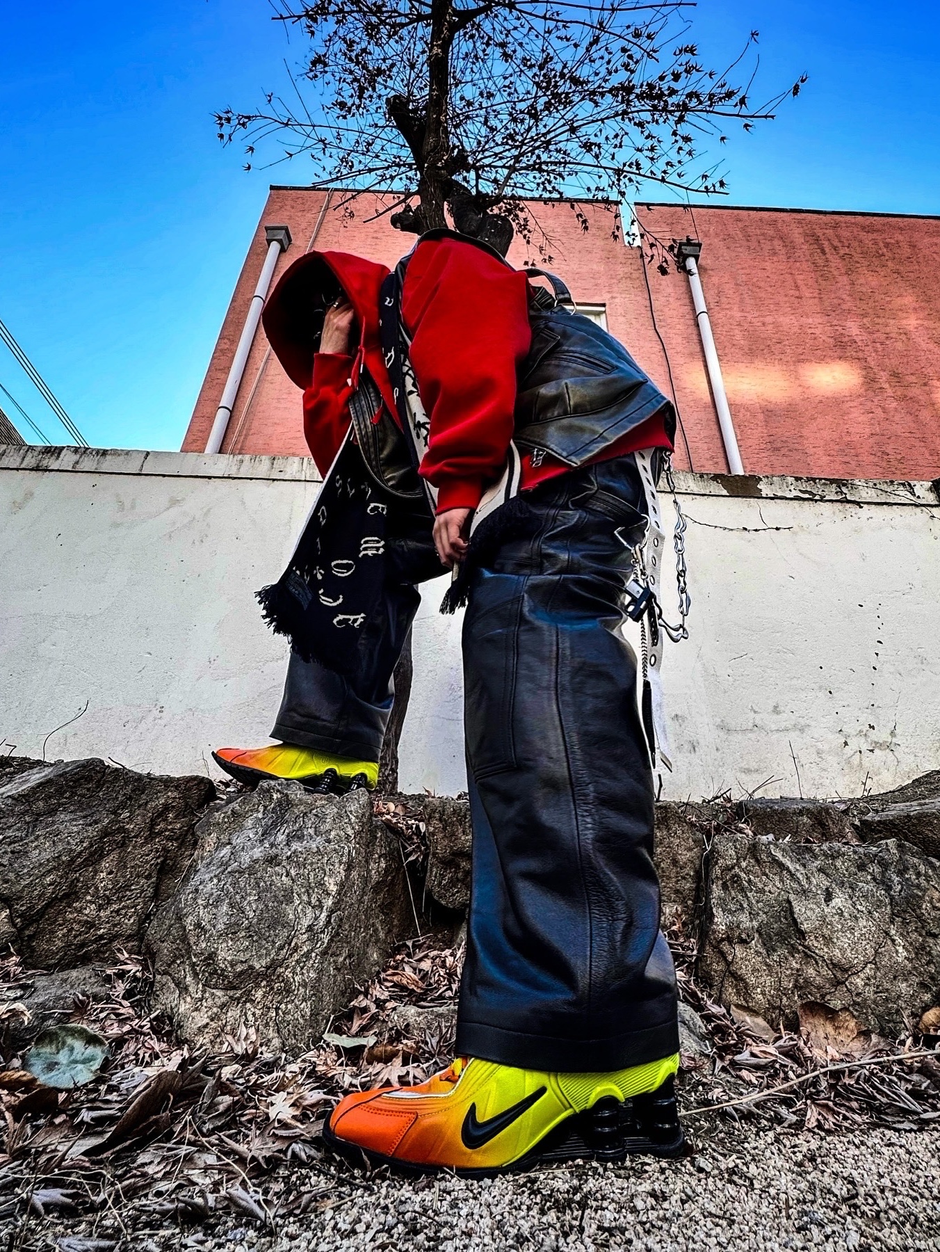 Nike x Martine Rose Shox MR4 Safety Orange, Human Made Heart Carabiner Silver 착용 스타일 - 4