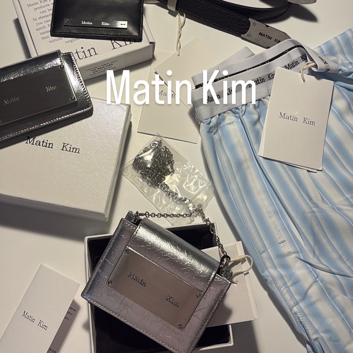 Matin Kim Accordion Mini Bag Silver 착용 스타일 - 3
