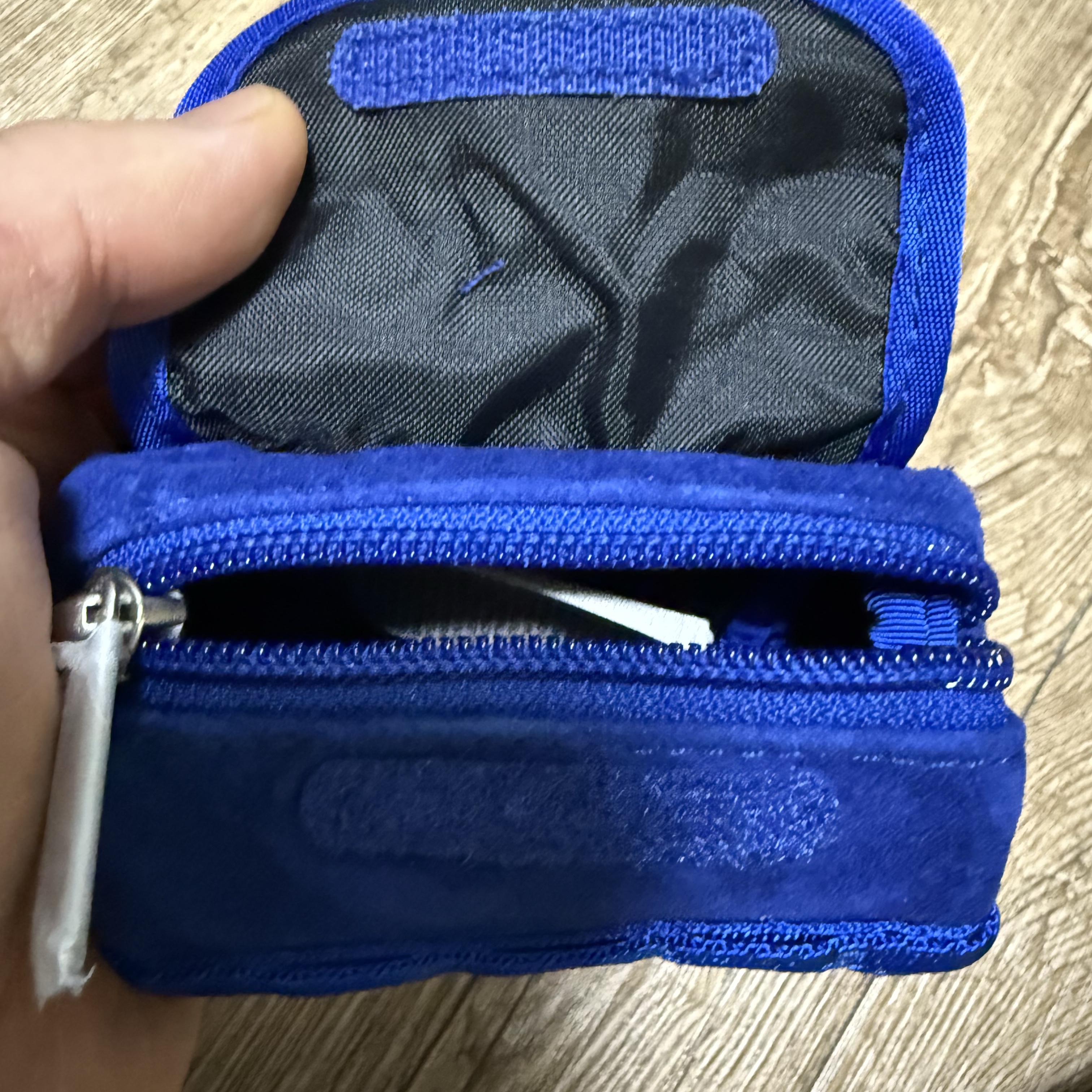 Supreme x The North Face Suede Base Camp Duffle Keychain Blue - 23FW, Supreme Leather Key Loop Red - 21SS 착용 스타일 - 2