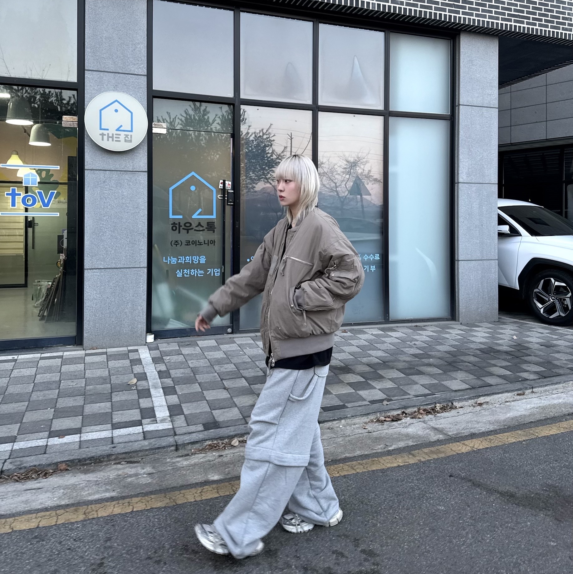 엠제이디 디테처블 카펜터 스웨트 팬츠 멜란지 그레이, 발렌시아가 3XL 스니커즈 베이지 착용 스타일 - 6