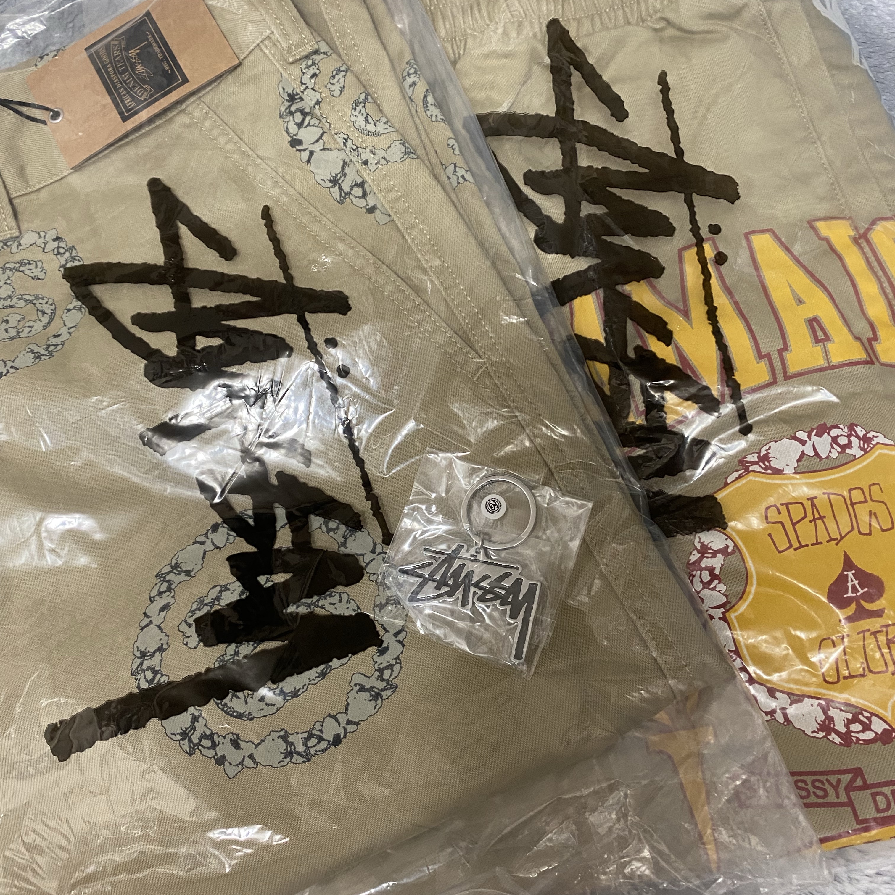 Stussy x Denim Tears SS Wreath Chino Khaki, Stussy x Denim Tears Gym Shorts Khaki 착용 스타일