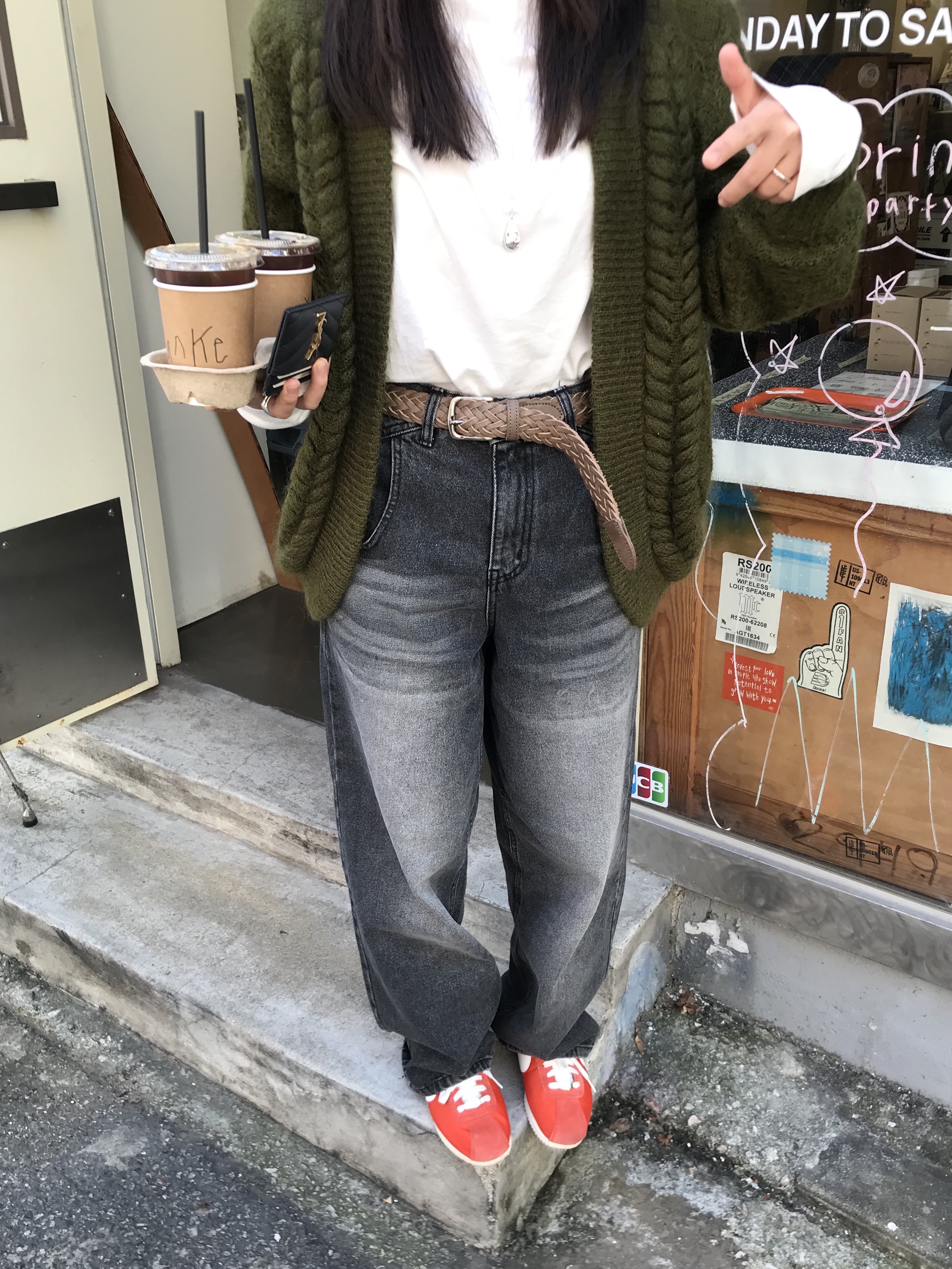 (W) 나이키 코르테즈 피칸테 레드 유니버시티 블루 착용 스타일 - 2