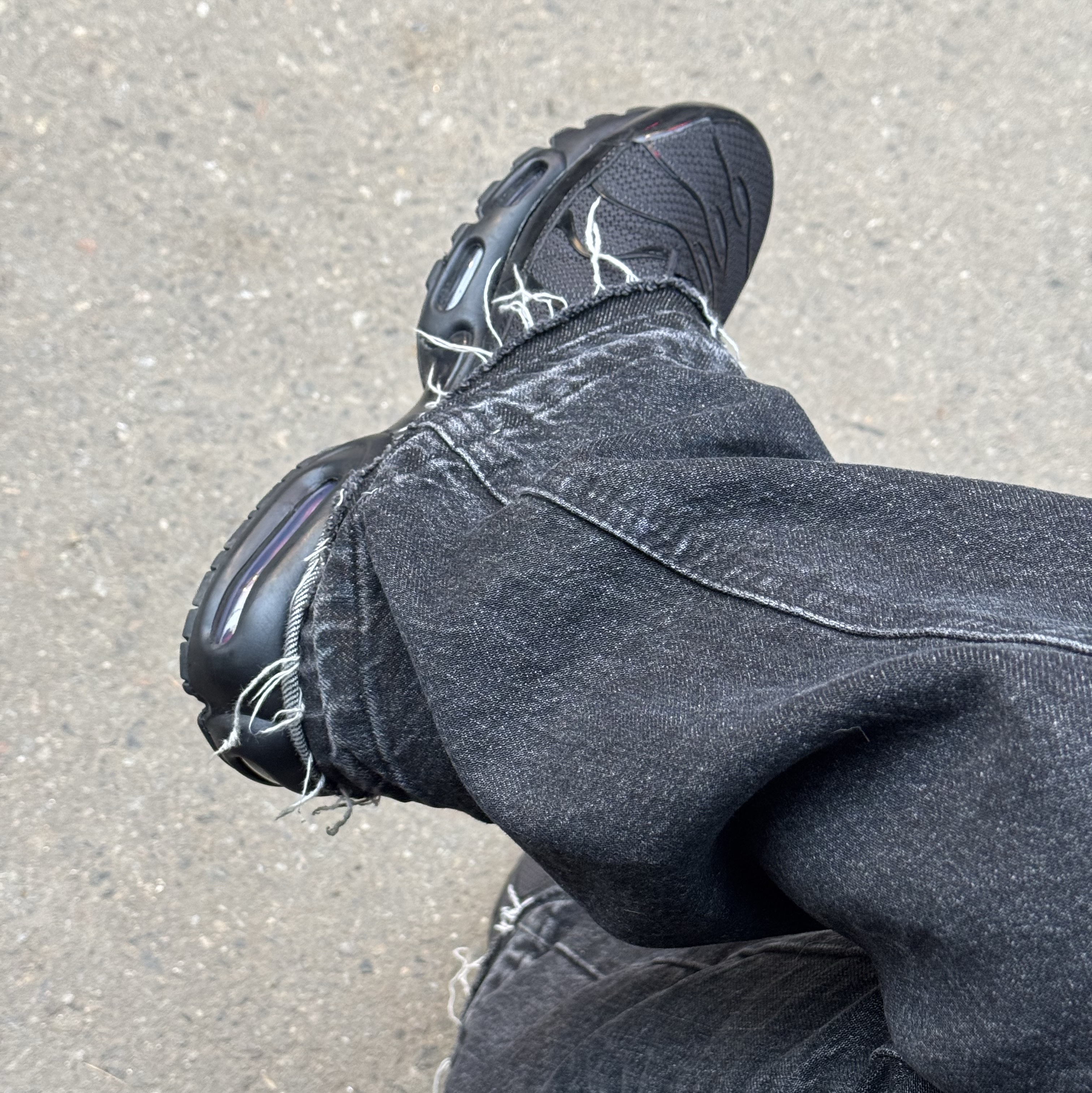 Nike Air Max Plus Triple Black 착용 스타일 - 2