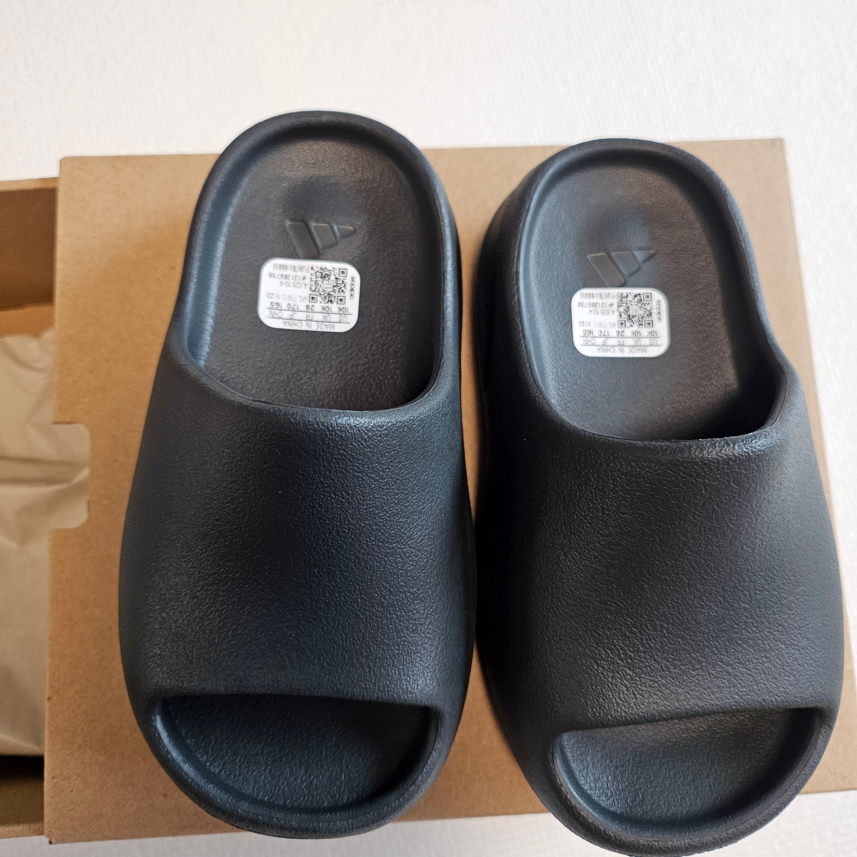 (Kids) Adidas Yeezy Slide Onyx 착용 스타일