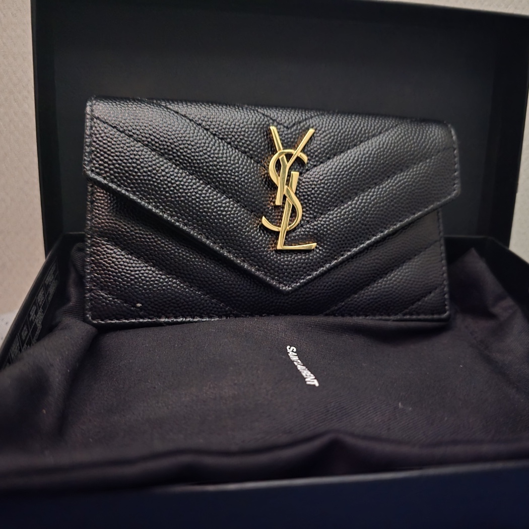 Saint Laurent Cassandre Matelasse Fragments Flap Card Case in Grain de Poudre Embossed Leather Black 착용 스타일