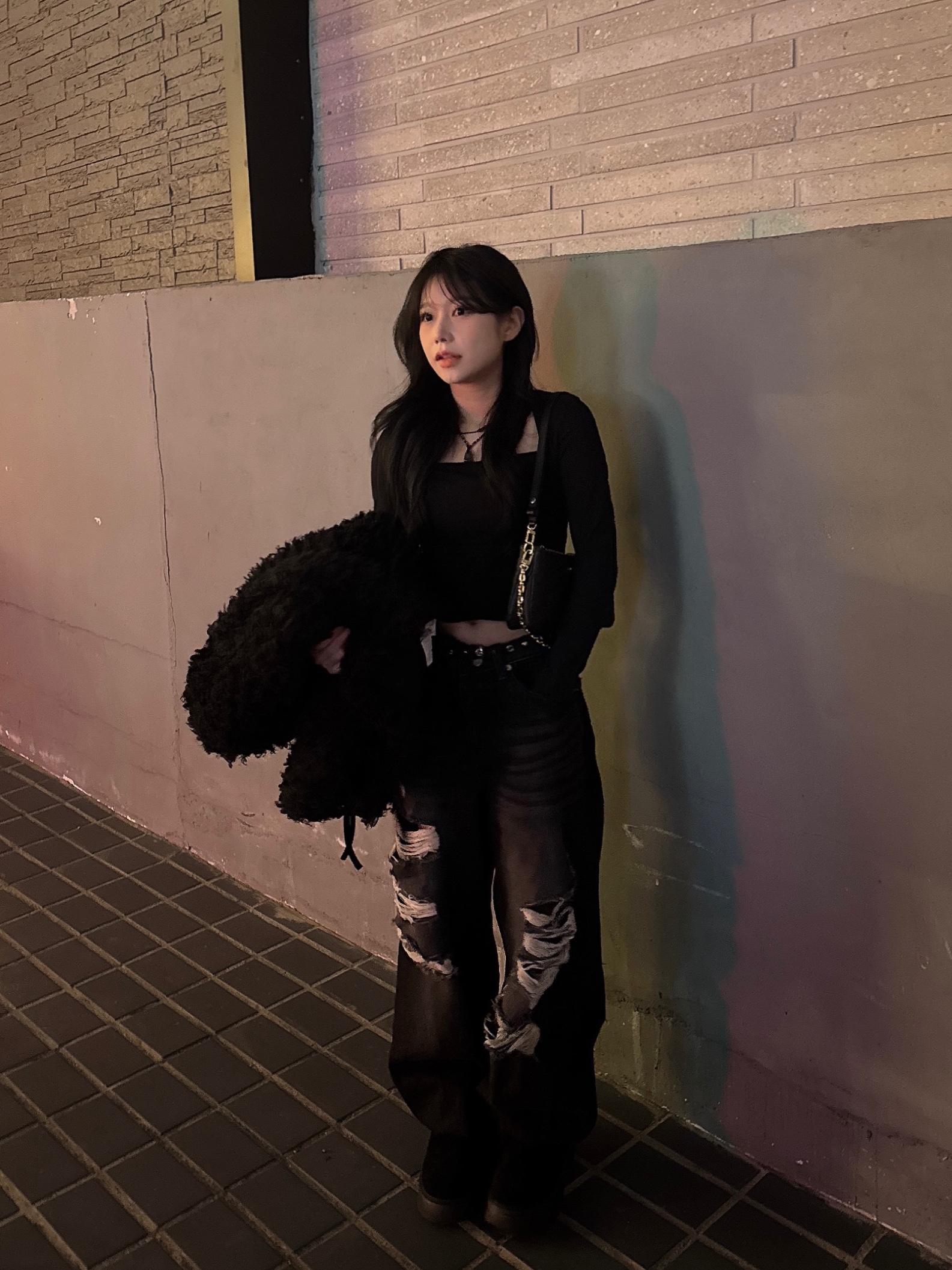 (W) UGG Classic Ultra Mini Platform Boots Black, Louis Vuitton Rib Pochette Monogram Empreinte Black 착용 스타일 - 3