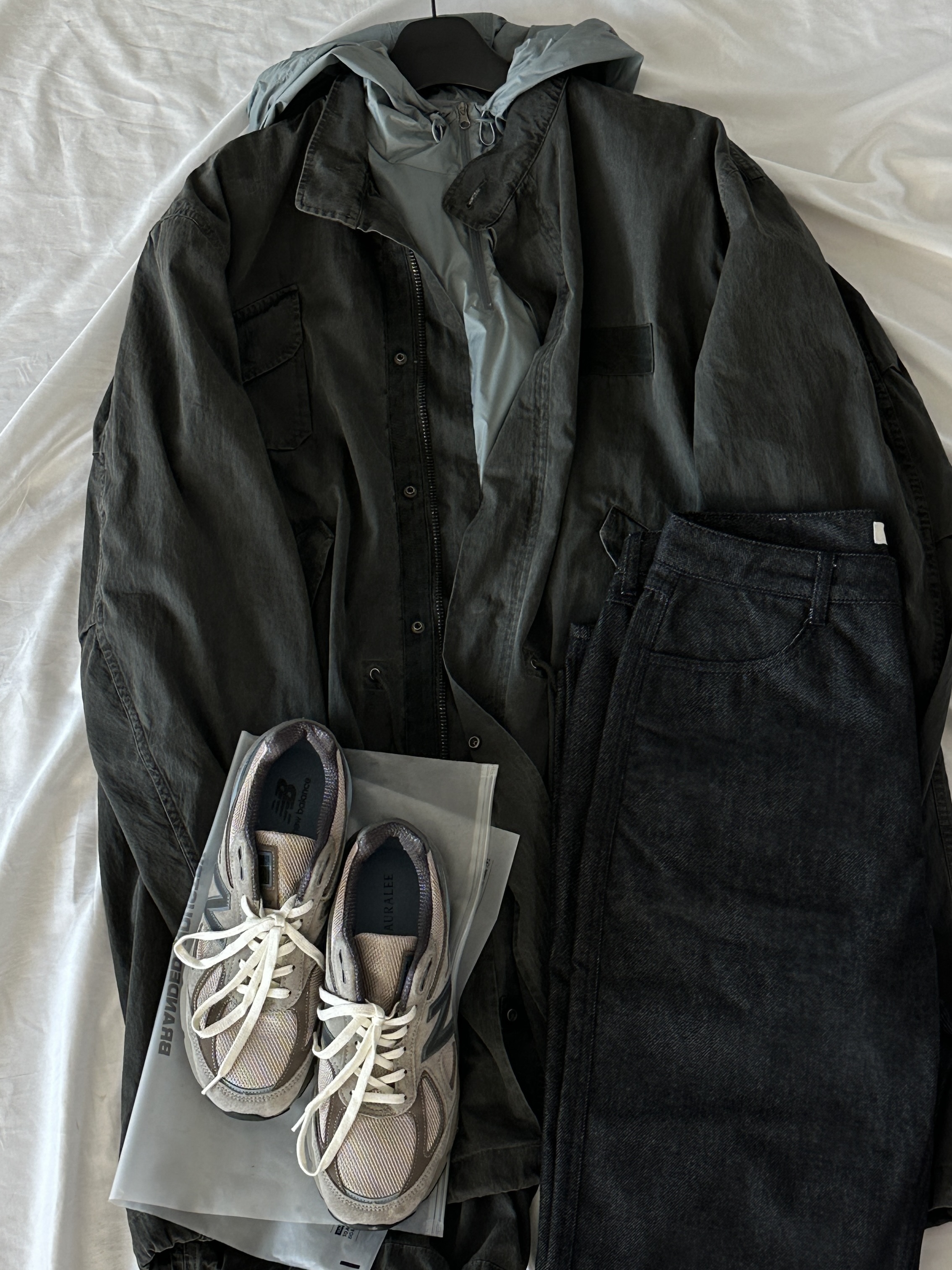 Amomento Mens Colored Straight Fit Denim Black - 24FW, New Balance x Auralee 990v4 Made in USA London Fog 착용 스타일