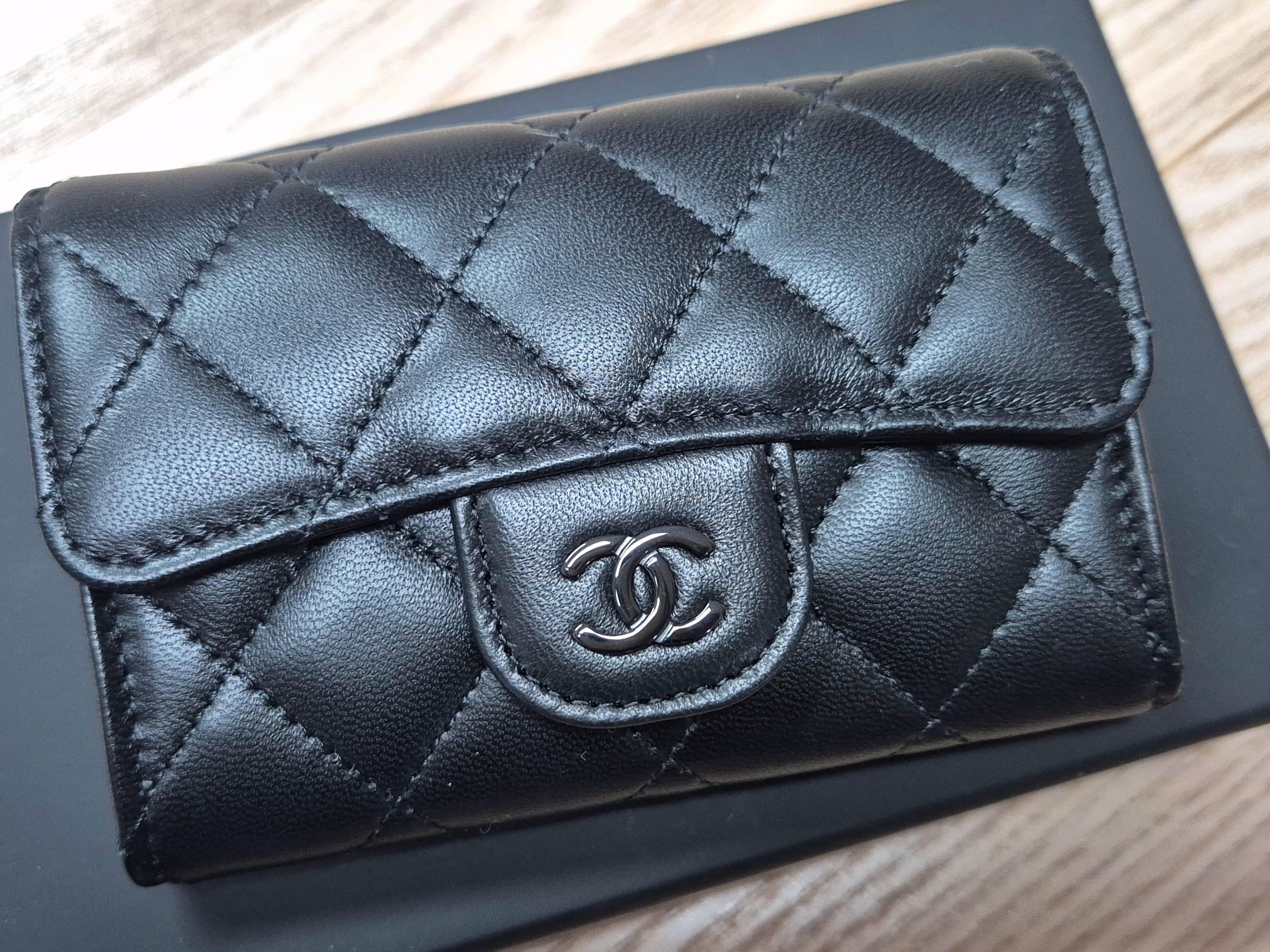 Chanel Classic Card Holder Lambskin & Black Black 착용 스타일