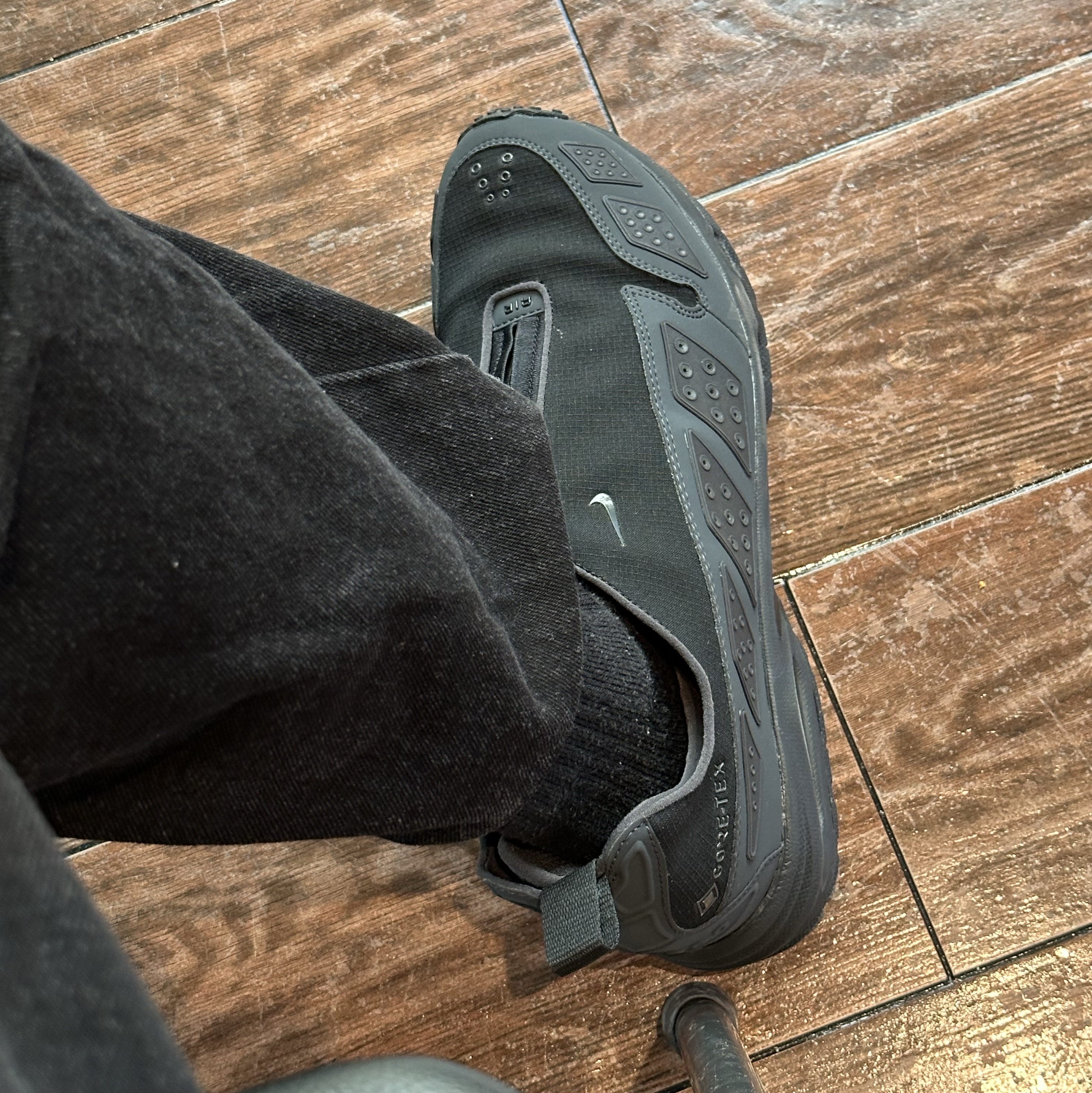 (W) Nike Air Max SNDR Gore-Tex Black and Dark Smoke Grey 착용 스타일