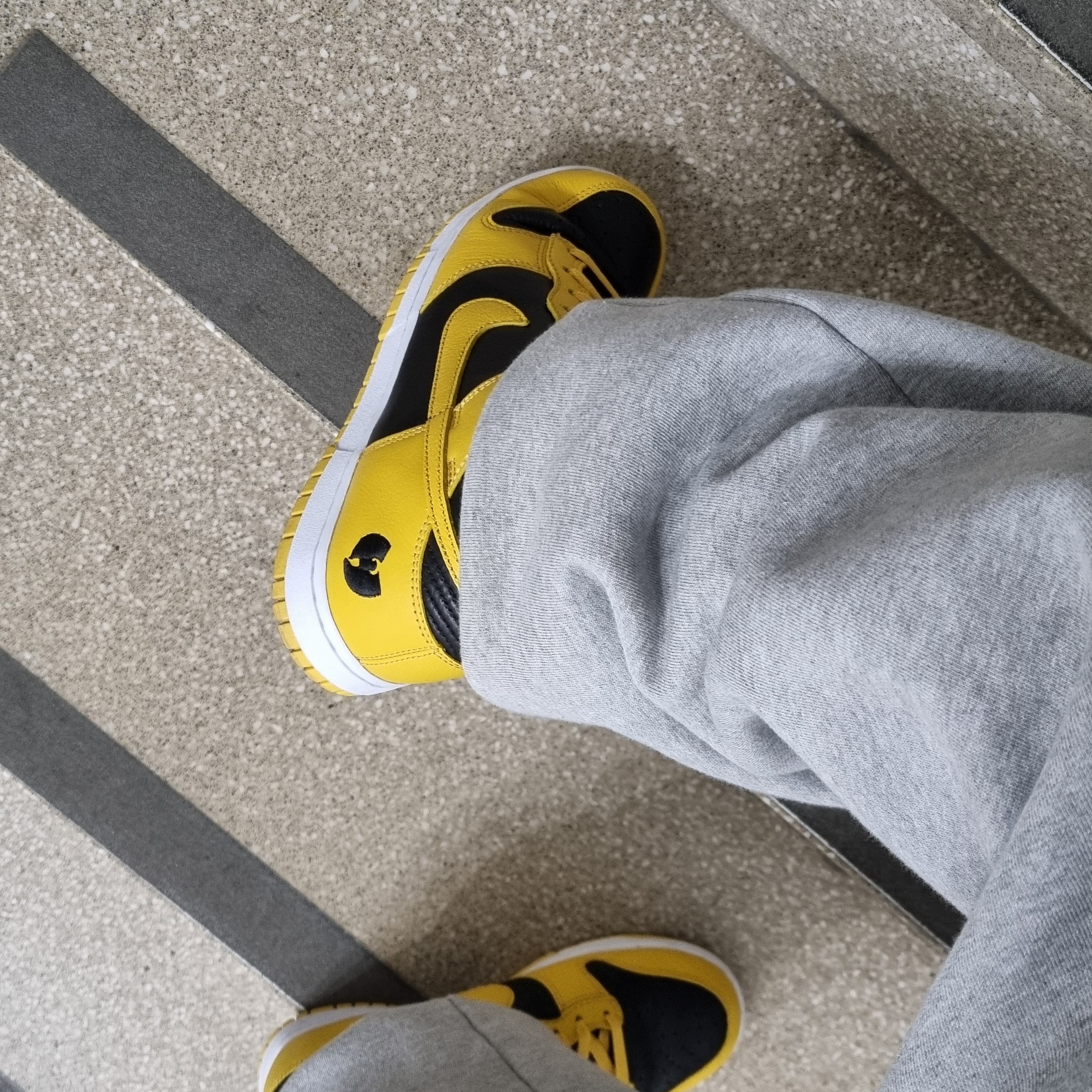 Nike Wu-Tang Clan Dunk High Black and Pollen 착용 스타일