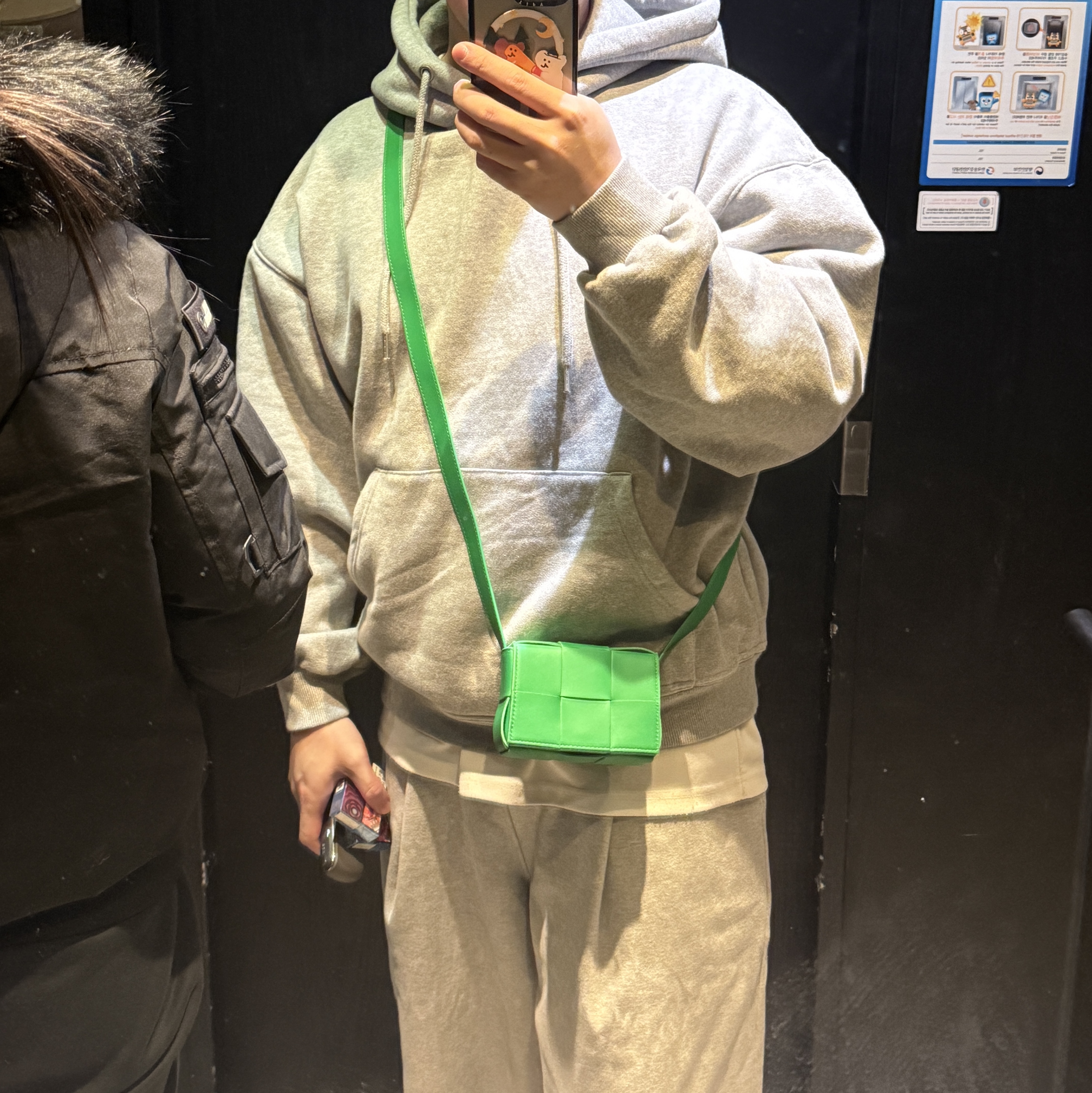 Bottega Veneta Mini Leather Cassette Parakeet 착용 스타일 - 2