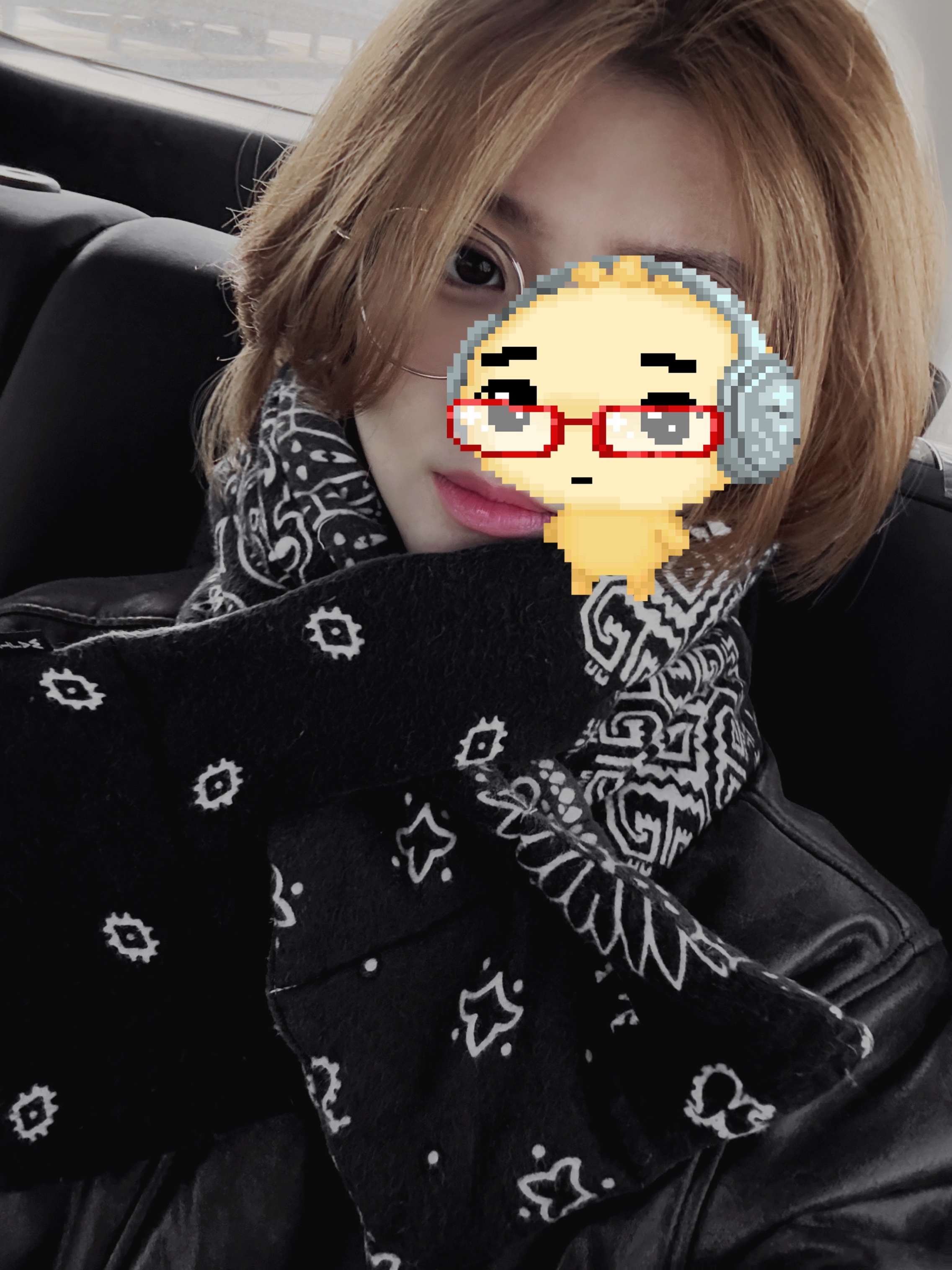 캐피탈 플란넬 반다나 패턴 리버시블 케사 머플러 블랙 카키, 컨버스 x 다크쉐도우 더블 다크스타 척 70 하이 블랙 착용 스타일 - 1