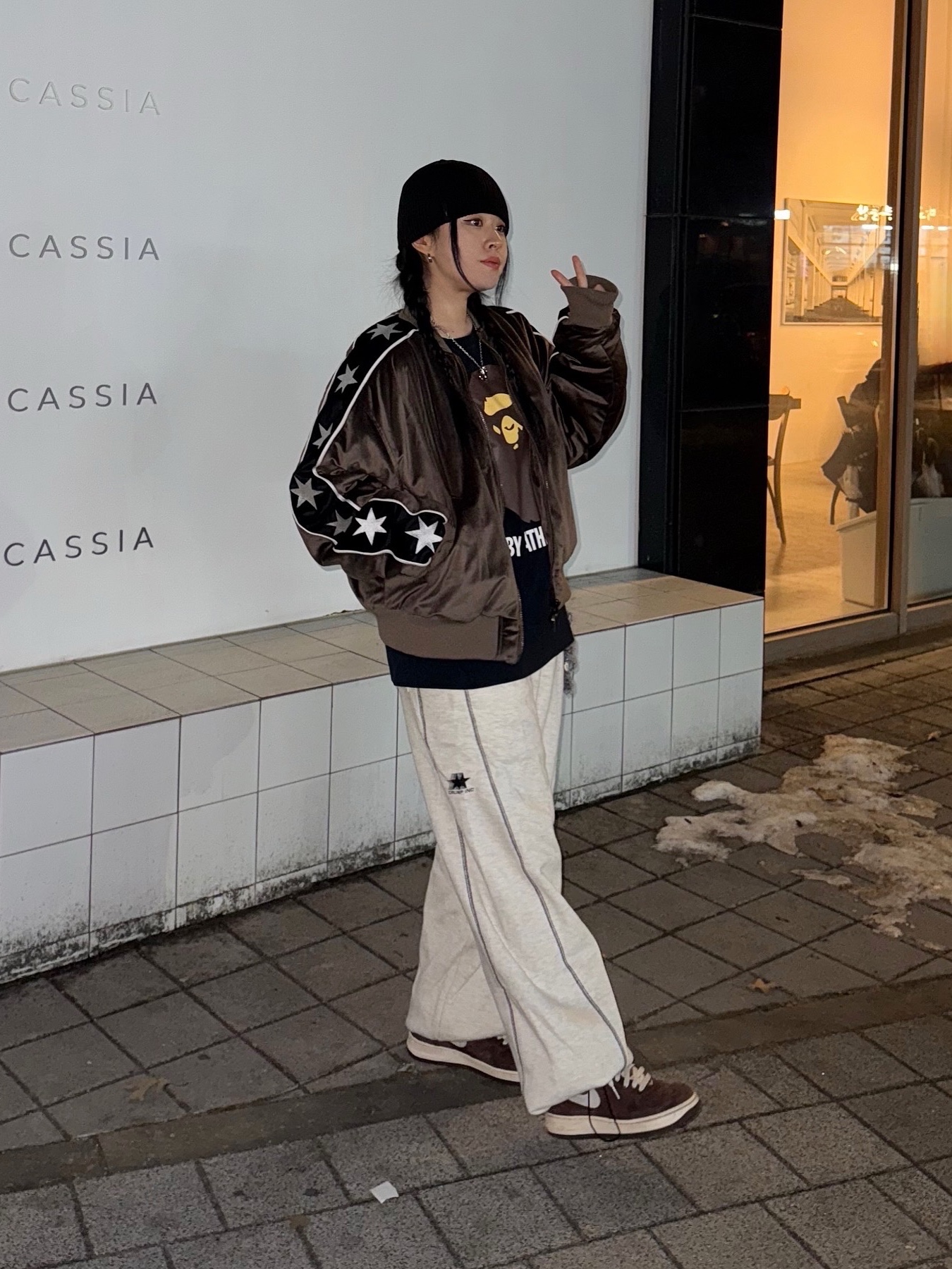 나이키 에어포스 1 미드 '07 QS 초콜릿, 베이프 빅 에이프 헤드 롱슬리브 티셔츠 블랙 착용 스타일 - 1