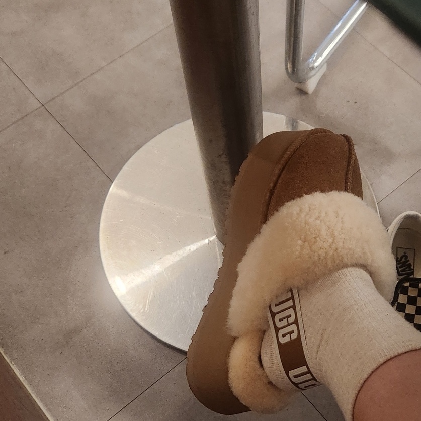 (W) UGG Funkette Slides Chestnut 착용 스타일