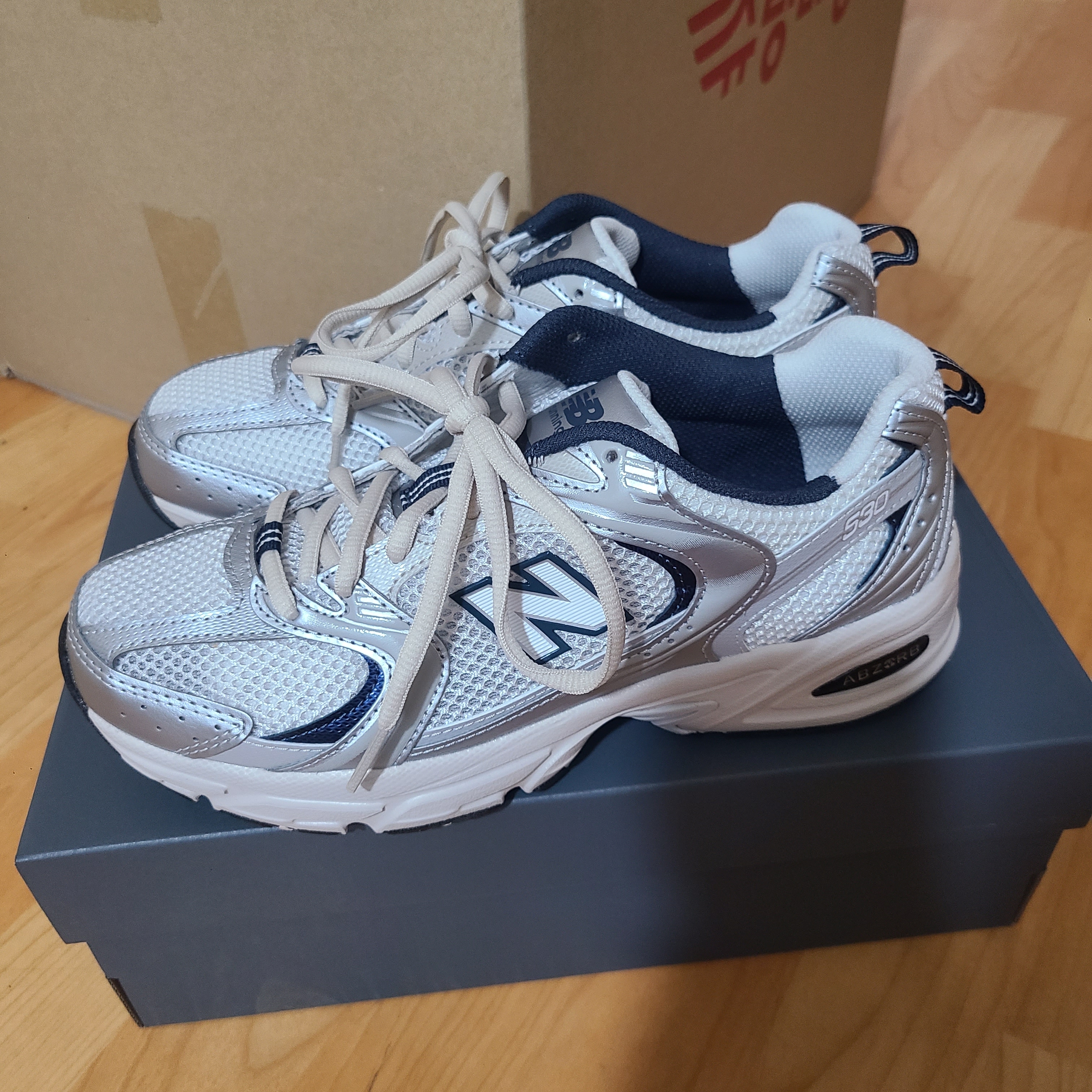 New Balance 530 Steel Grey 착용 스타일 - 2