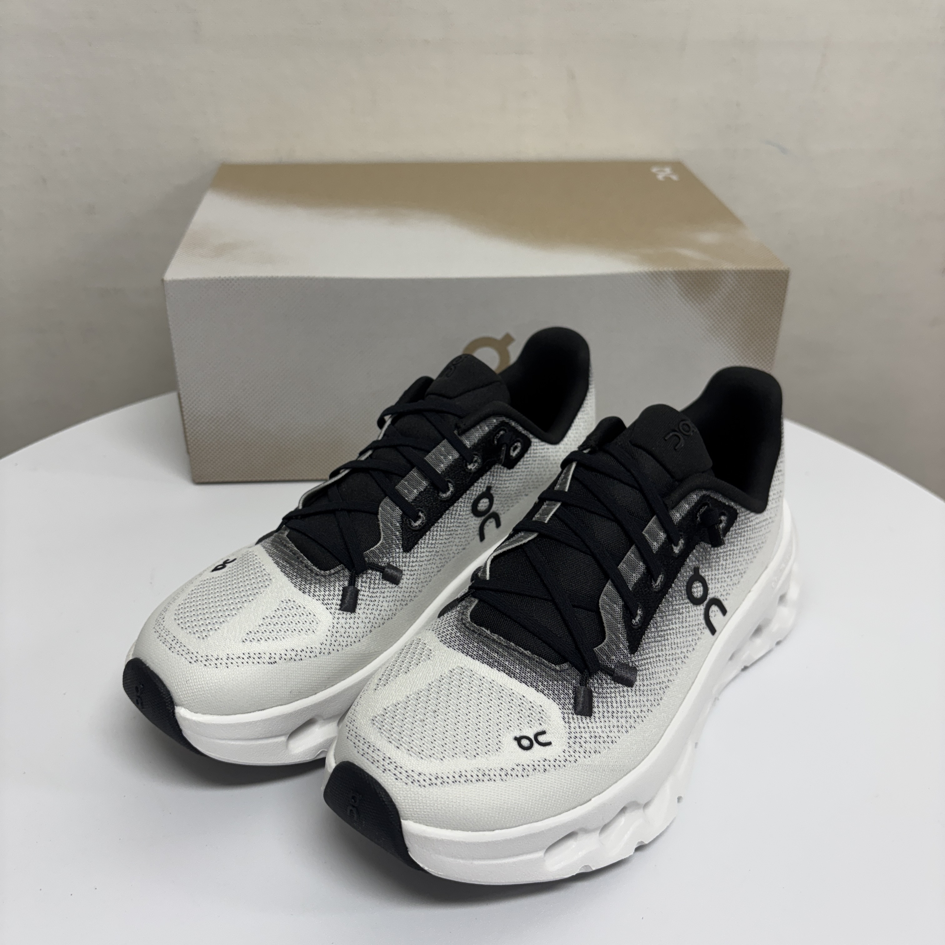 (W) On Running Cloudtilt Black Ivory, On Running Cloudtilt Black Ivory 착용 스타일 - 1