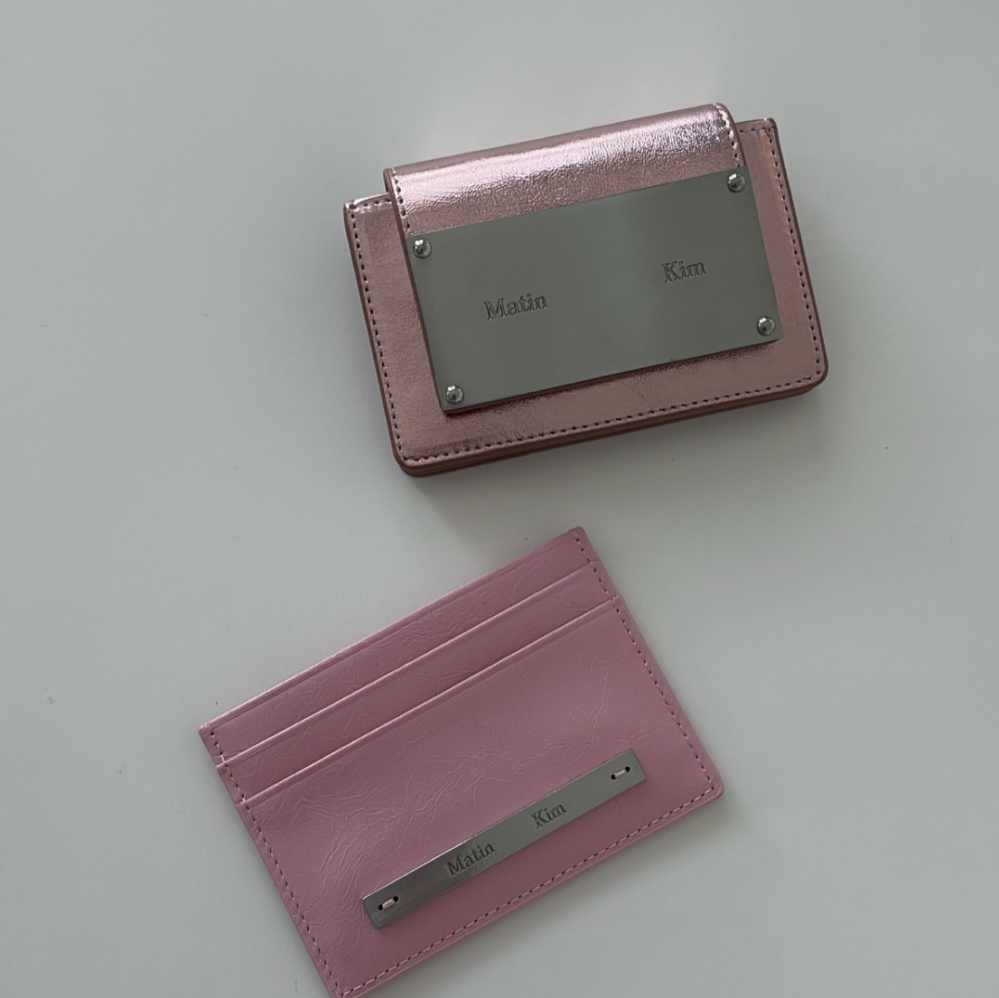 Matin Kim Glossy Card Wallet Pink 착용 스타일
