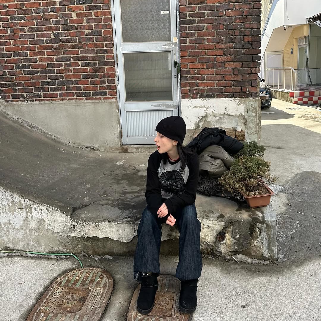 Thevinylhouse Lp Raglan Ls Tee Black, (W) UGG Classic Mini II Boots Black 착용 스타일 - 2