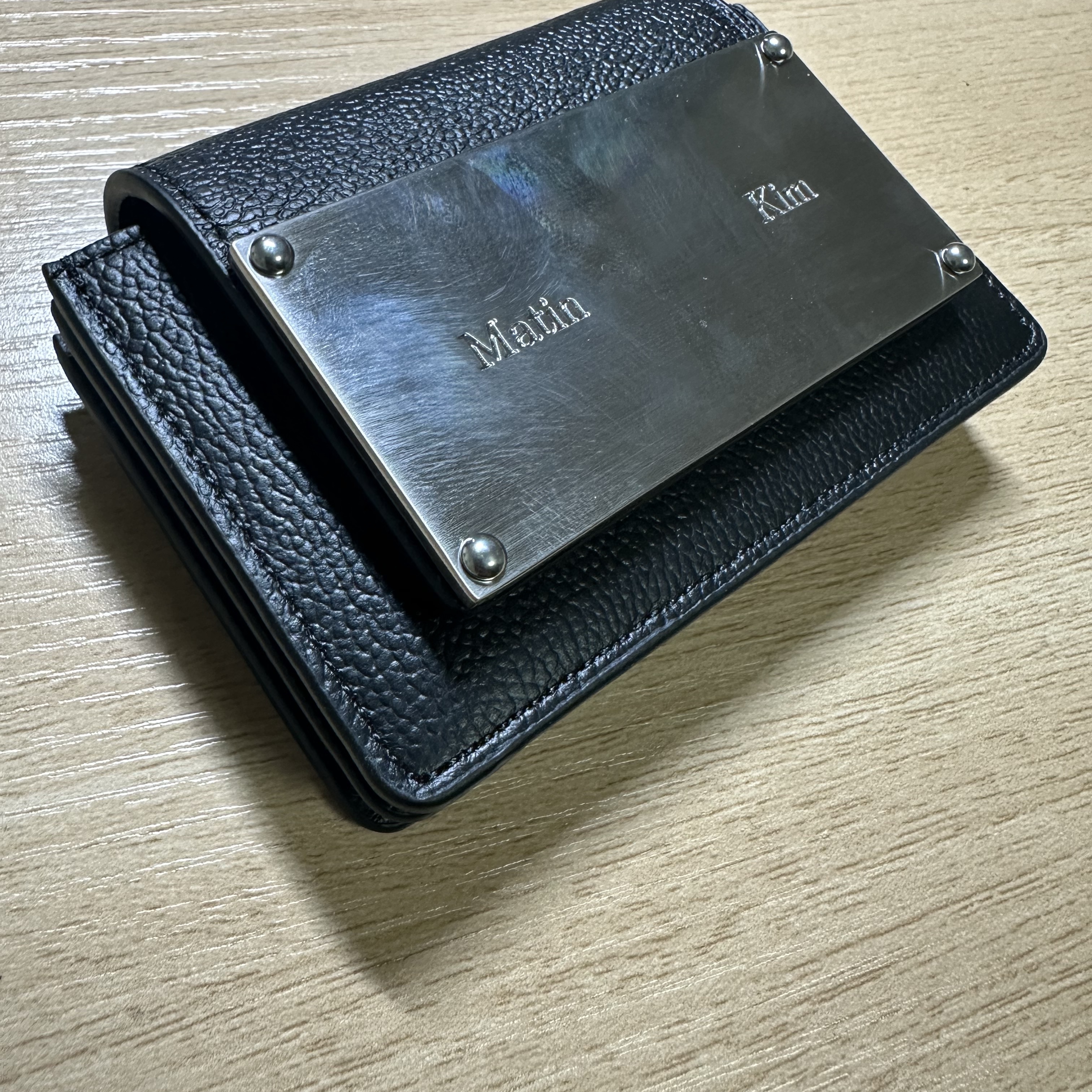 Matin Kim Accordion Wallet Black 착용 스타일