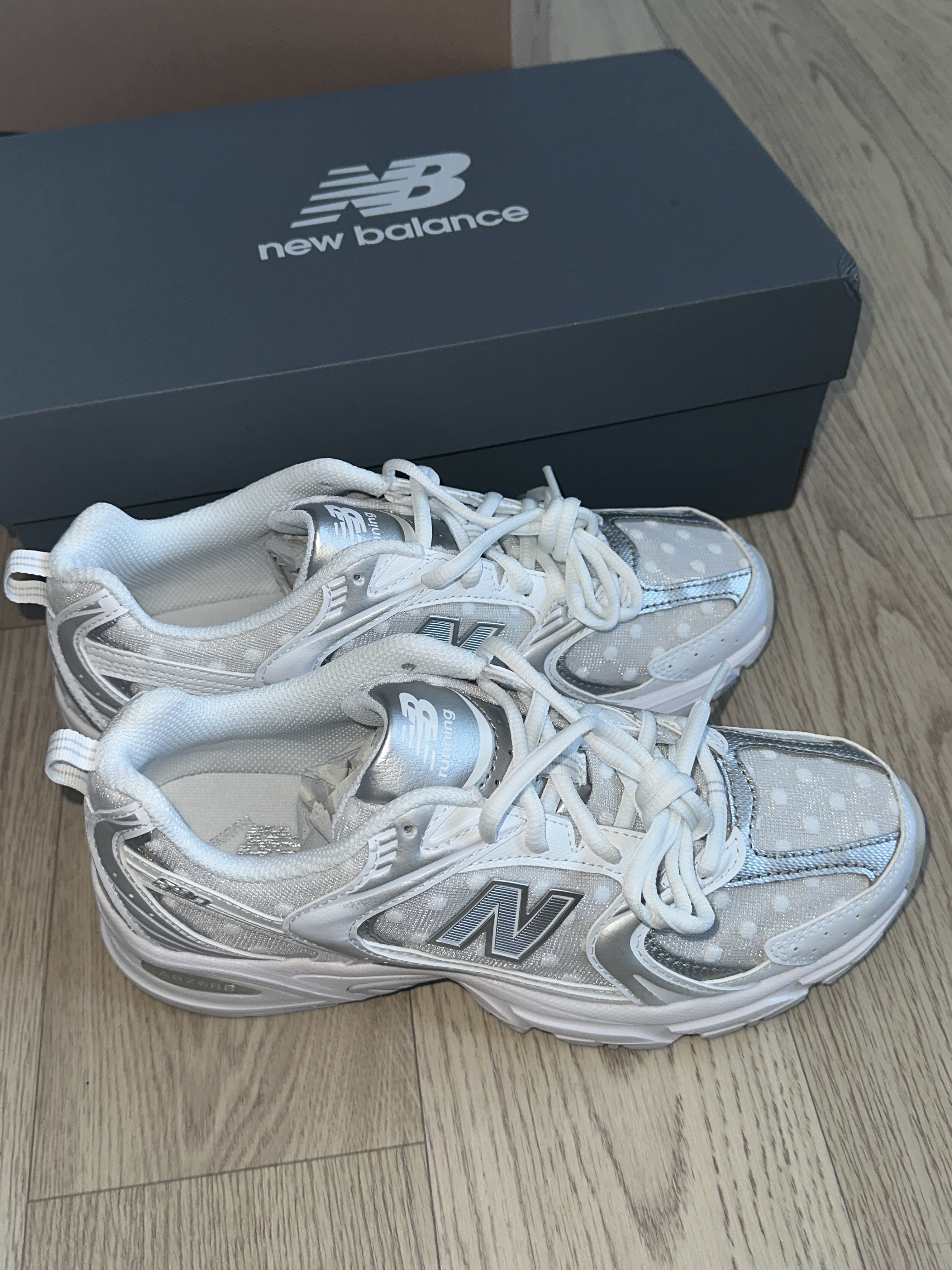 New Balance 530 White Silver Metallic 착용 스타일