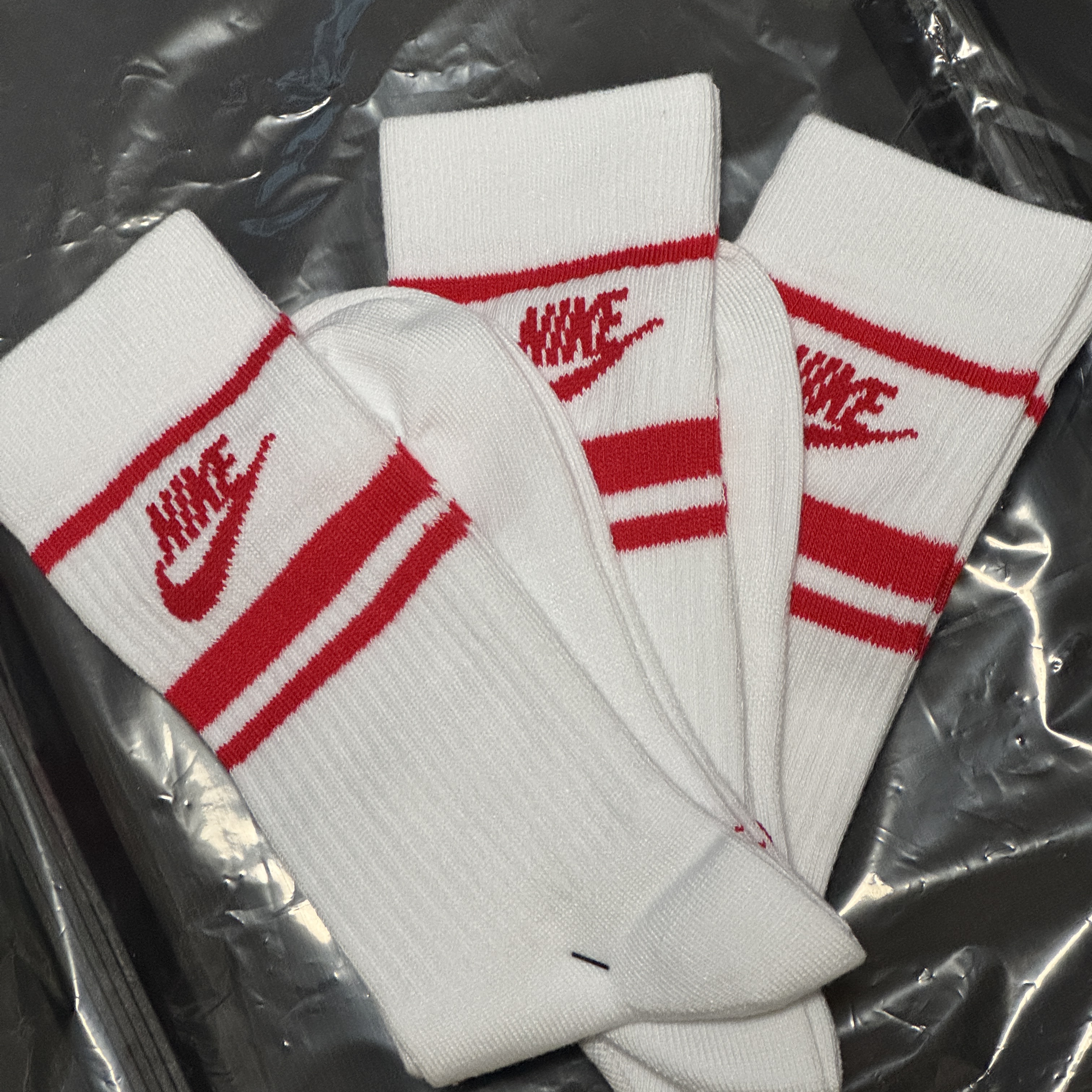 Nike NSW Everyday Essential Crew Socks White University Red (3 Pack/Korean Ver.) 착용 스타일