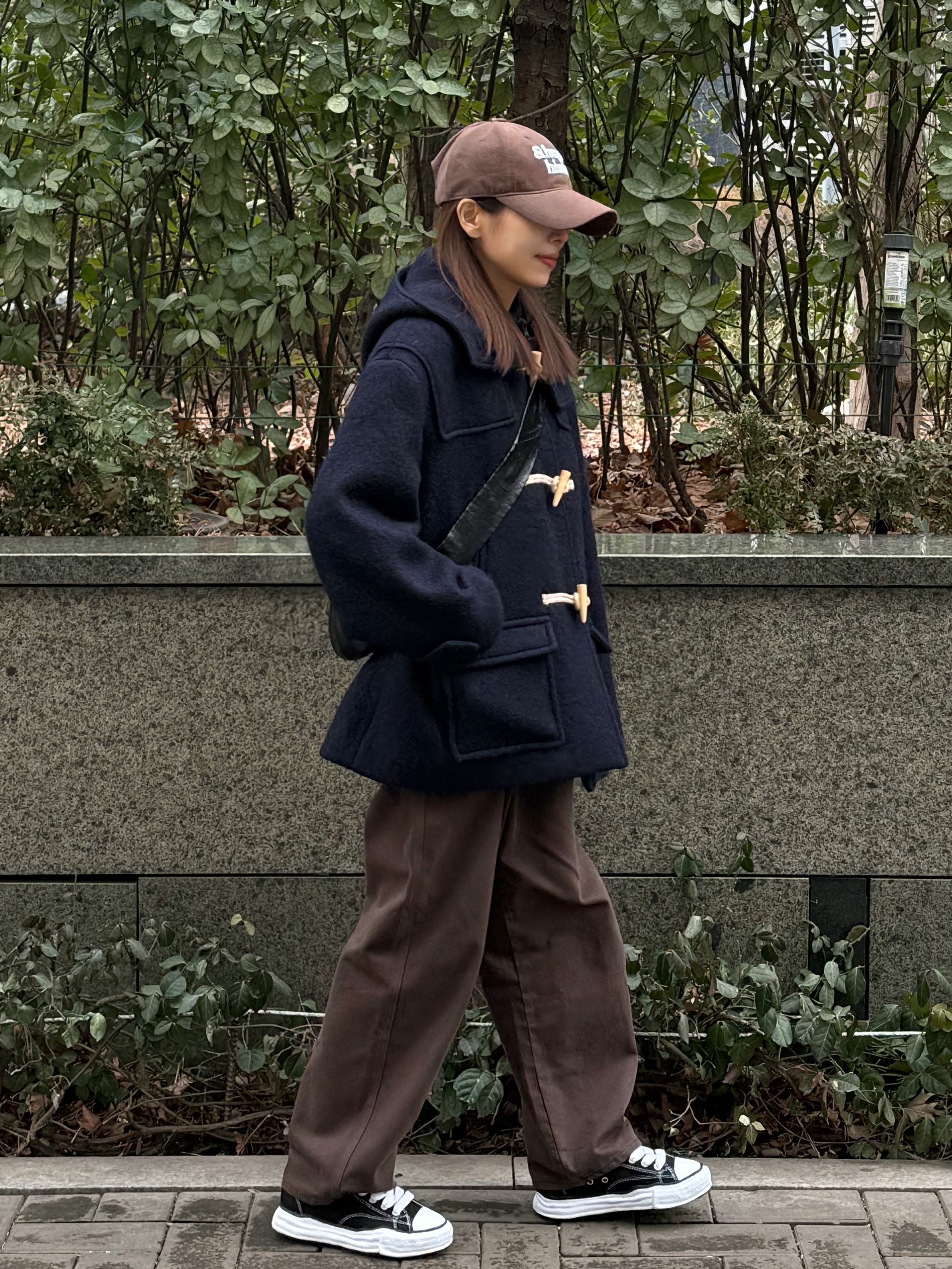 Fritur Brook Duffle Coat Navy_F244CT01, Lemaire Small Croissant Bag Coated Linen Canvas Black 착용 스타일 - 3