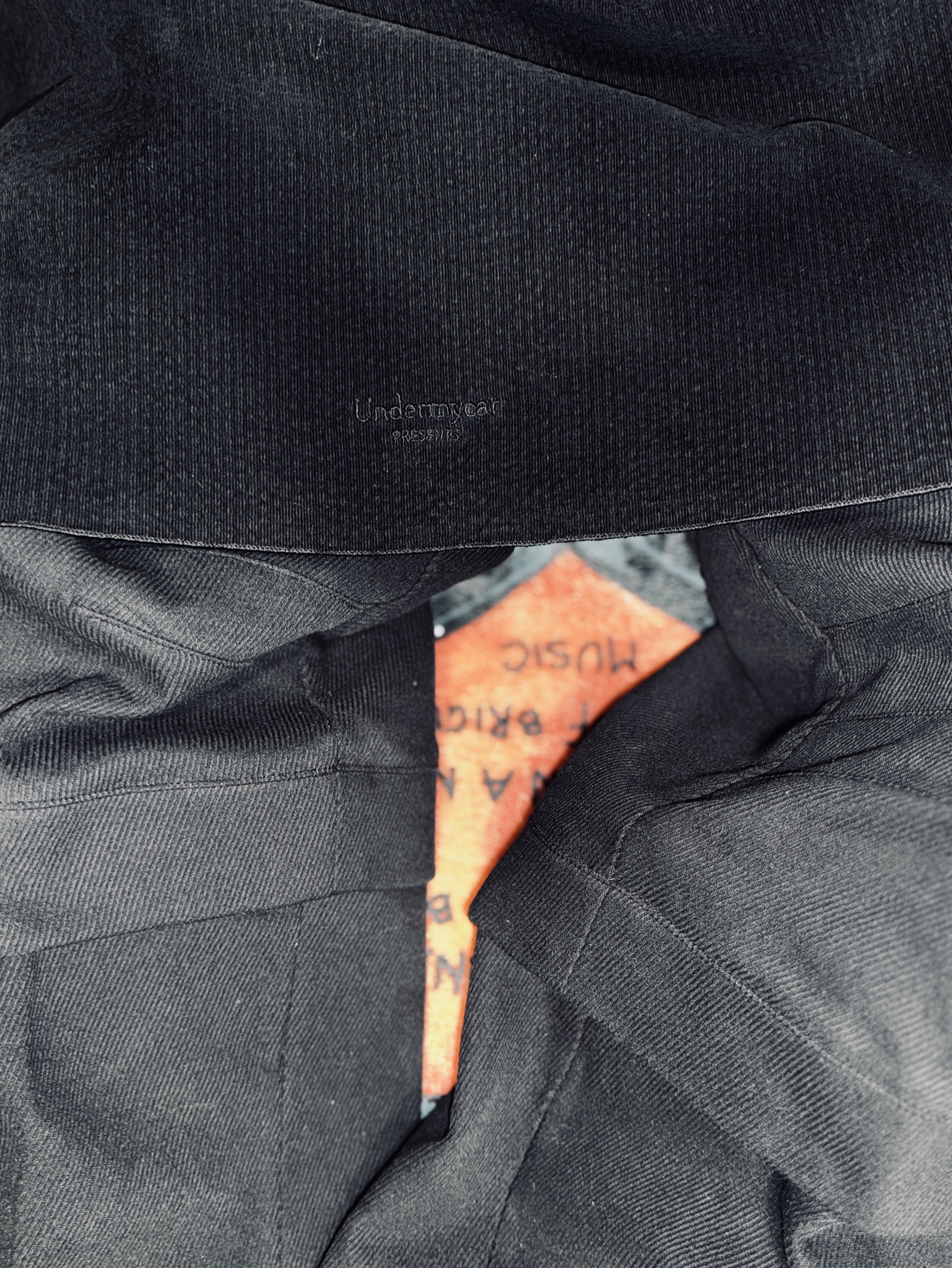 Undermycar Mu.87 Anti Fxxking Logo Play Basic Micro Corduroy Scarf Black 착용 스타일 - 5