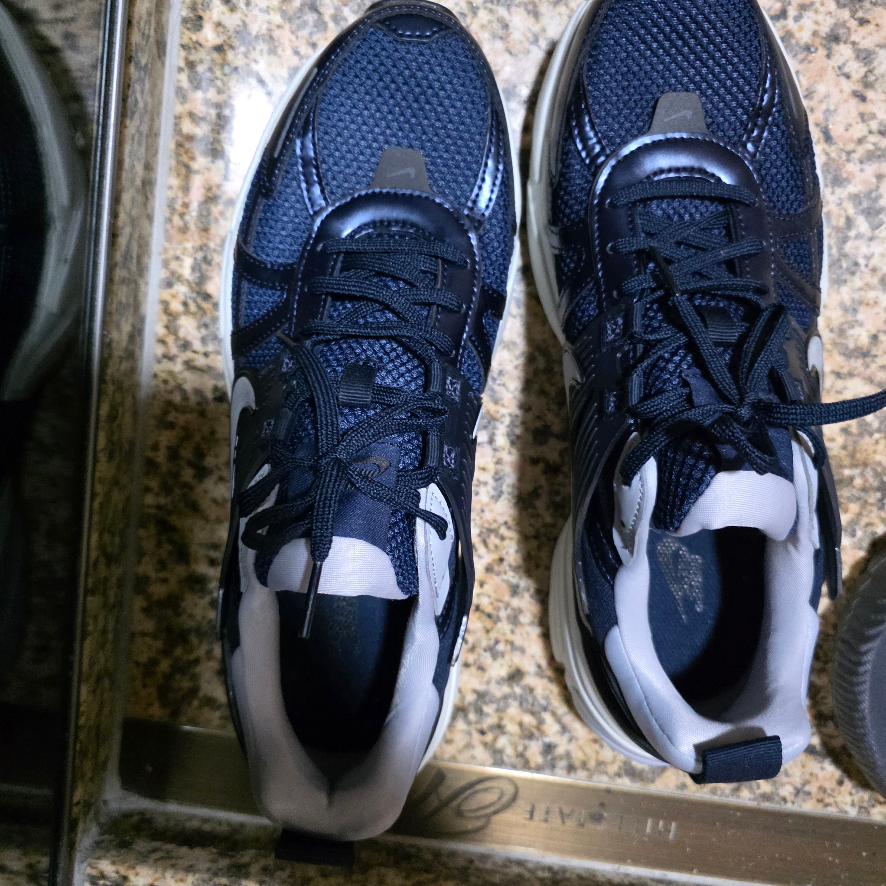 Nike V2K Run Obsidian Thunder Blue 착용 스타일