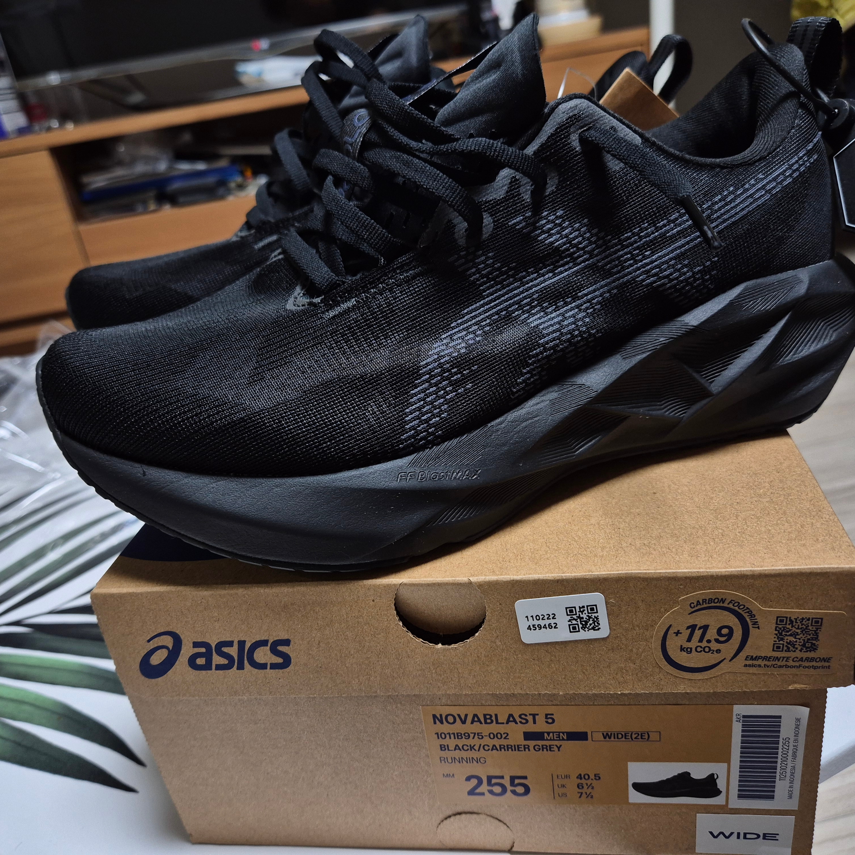 Asics Novablast 5 Black Carrier Grey - 2E Wide 착용 스타일