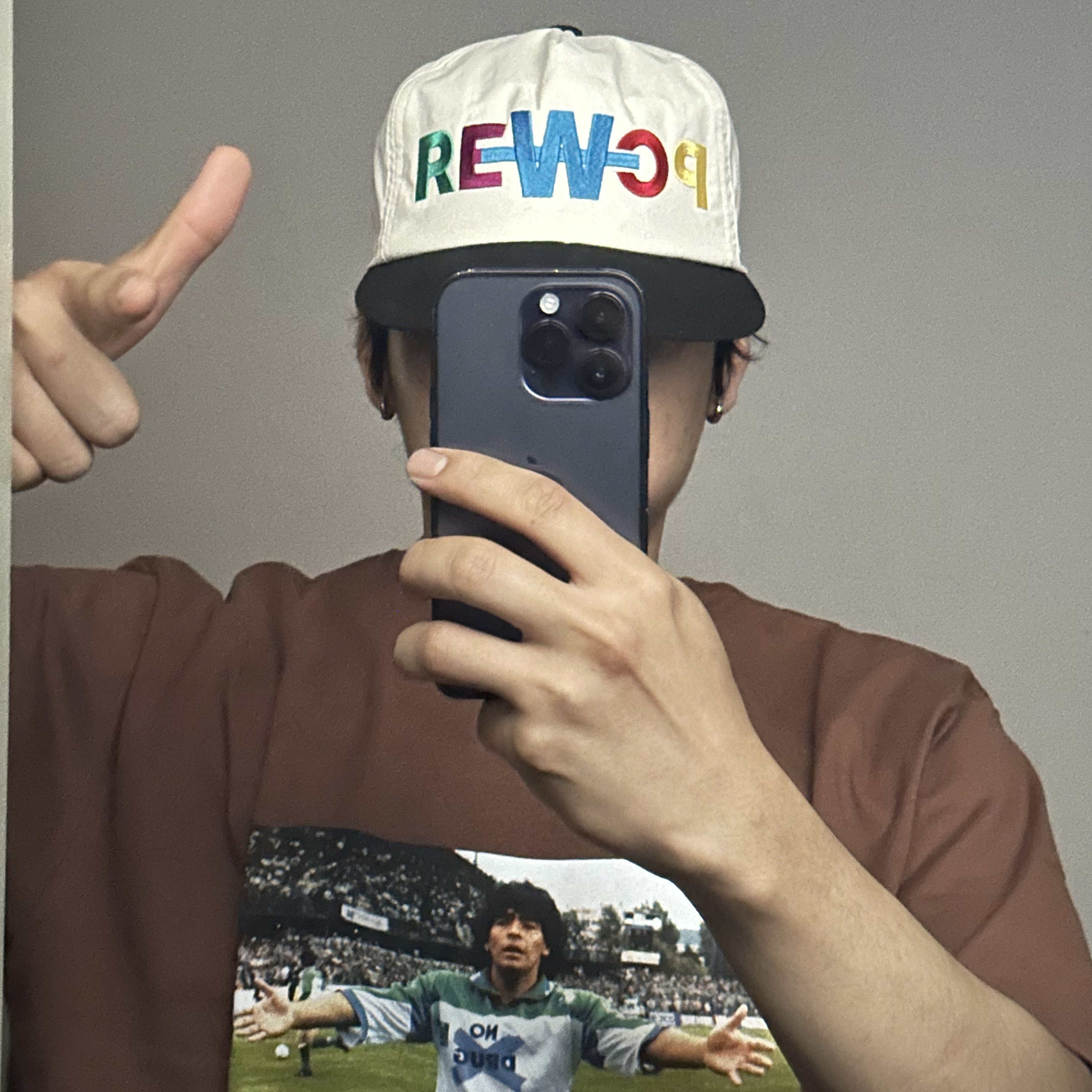 G-DRAGON Power Ball Cap White, Supreme Maradona T-Shirt Brown - 24SS 착용 스타일 - 1