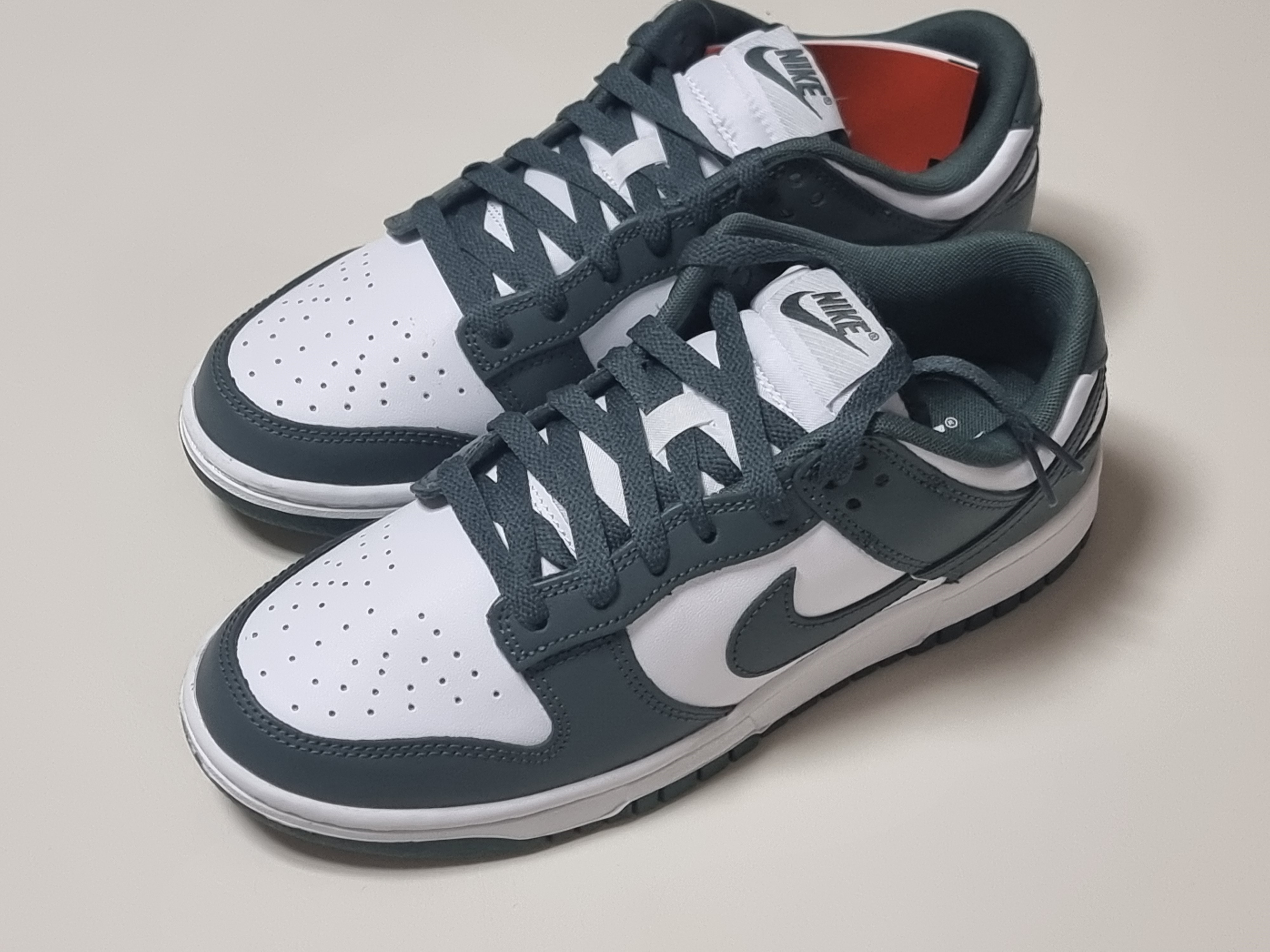 Nike Dunk Low Retro Vintage Green White, NOMANUAL Slash Long Sleeve Tee Washed Black 착용 스타일 - 1