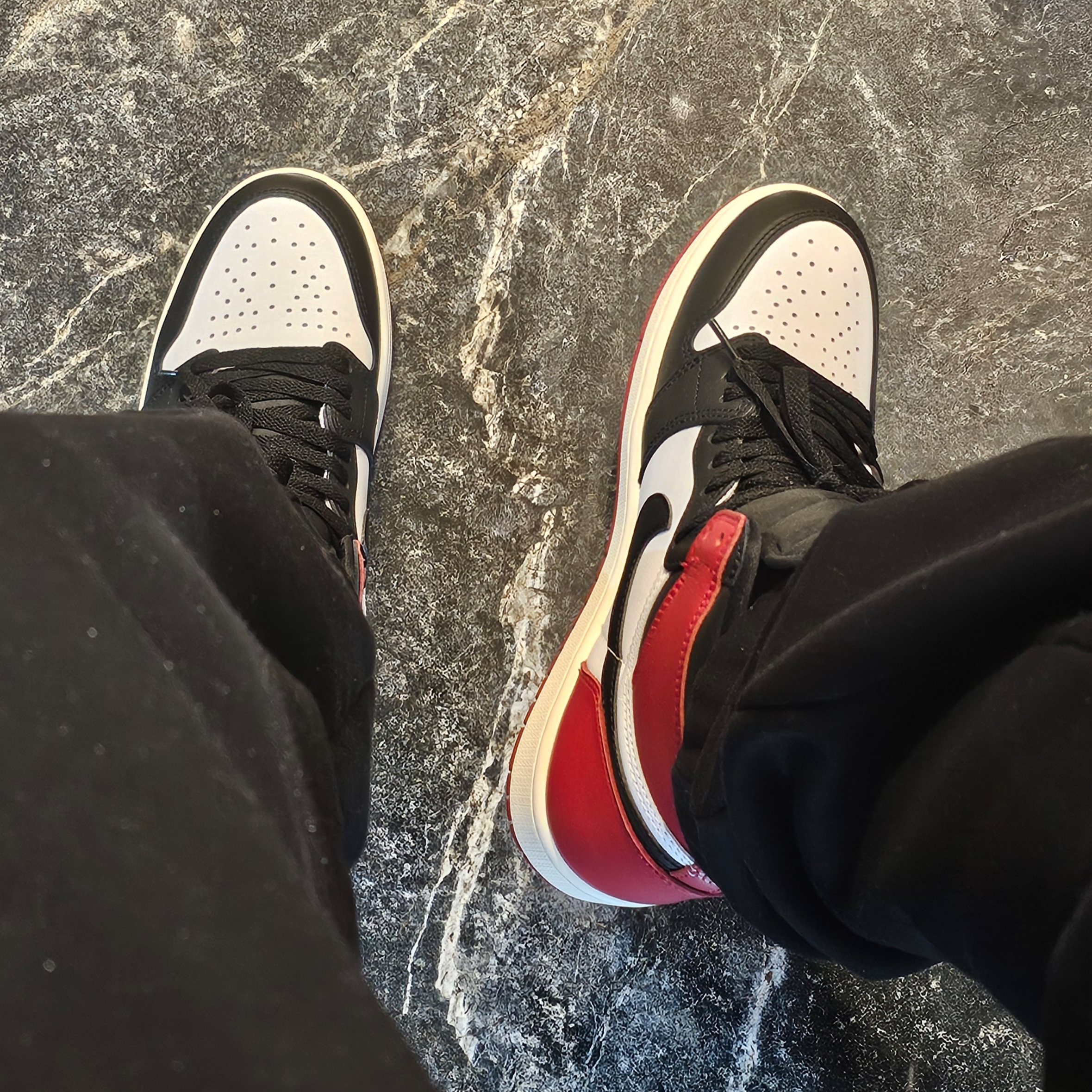 Jordan 1 Retro High OG Black Toe 착용 스타일 - 2