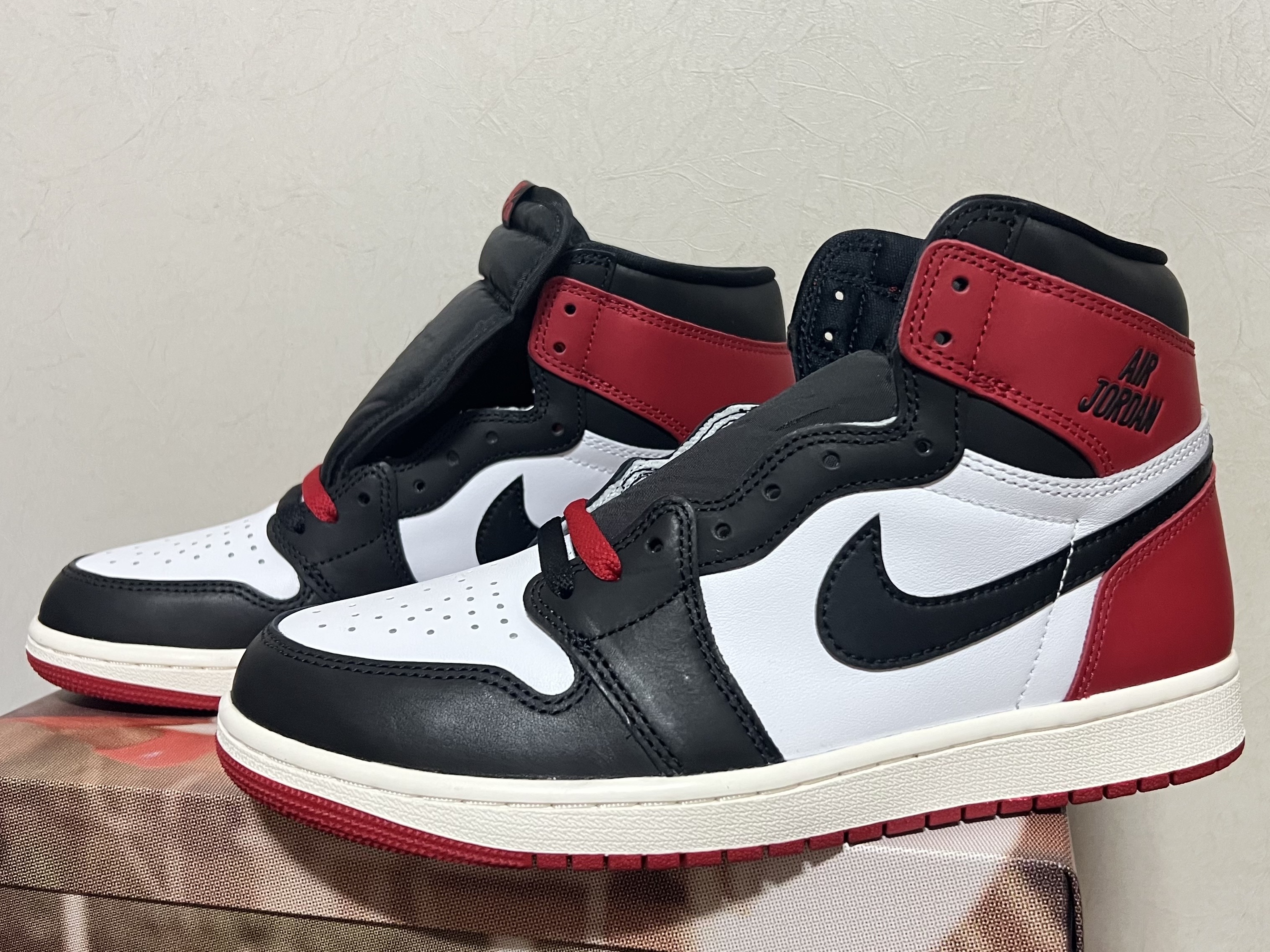 Jordan 1 Retro High OG Black Toe 착용 스타일 - 2