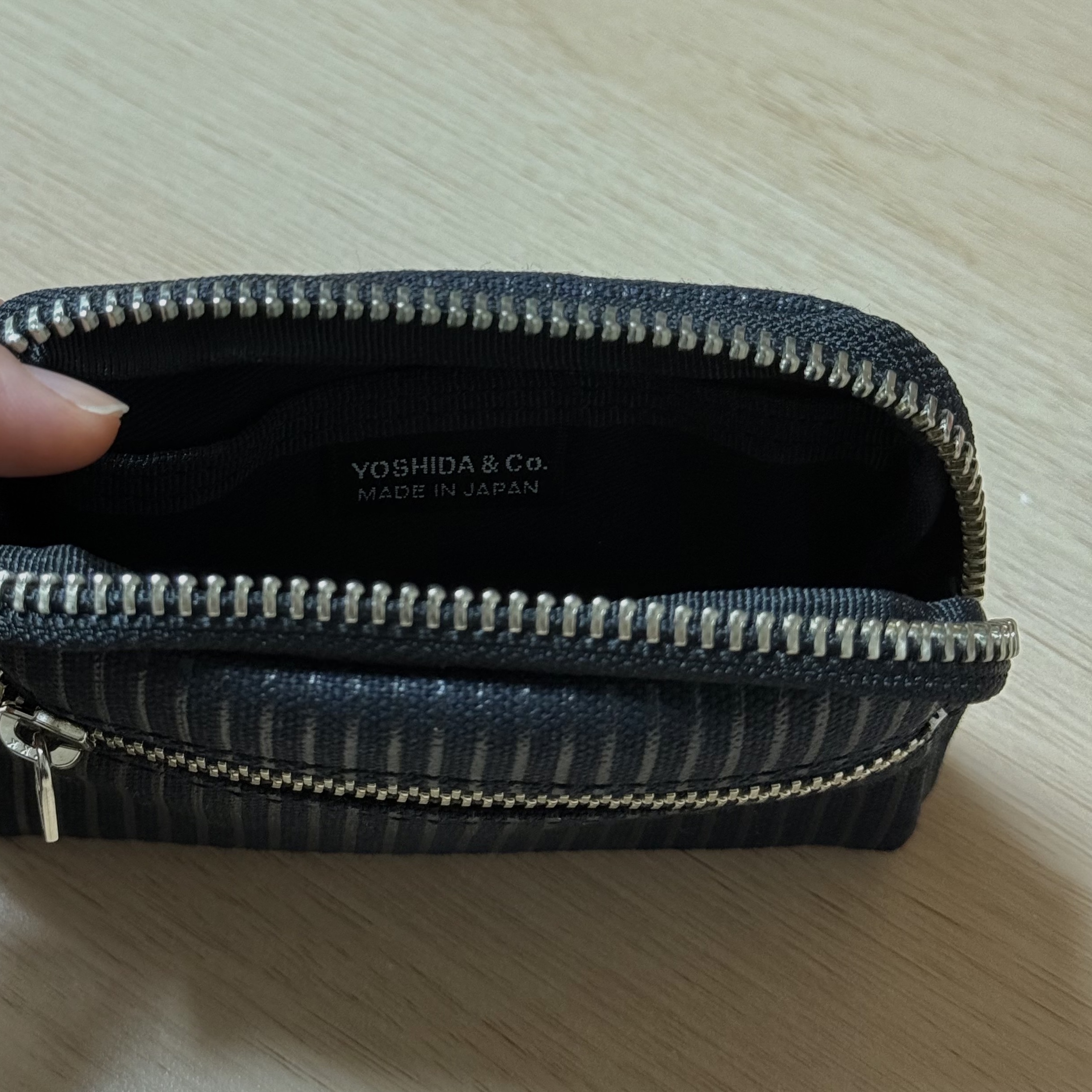 Porter Drawing Coin Key Case Black 착용 스타일 - 2