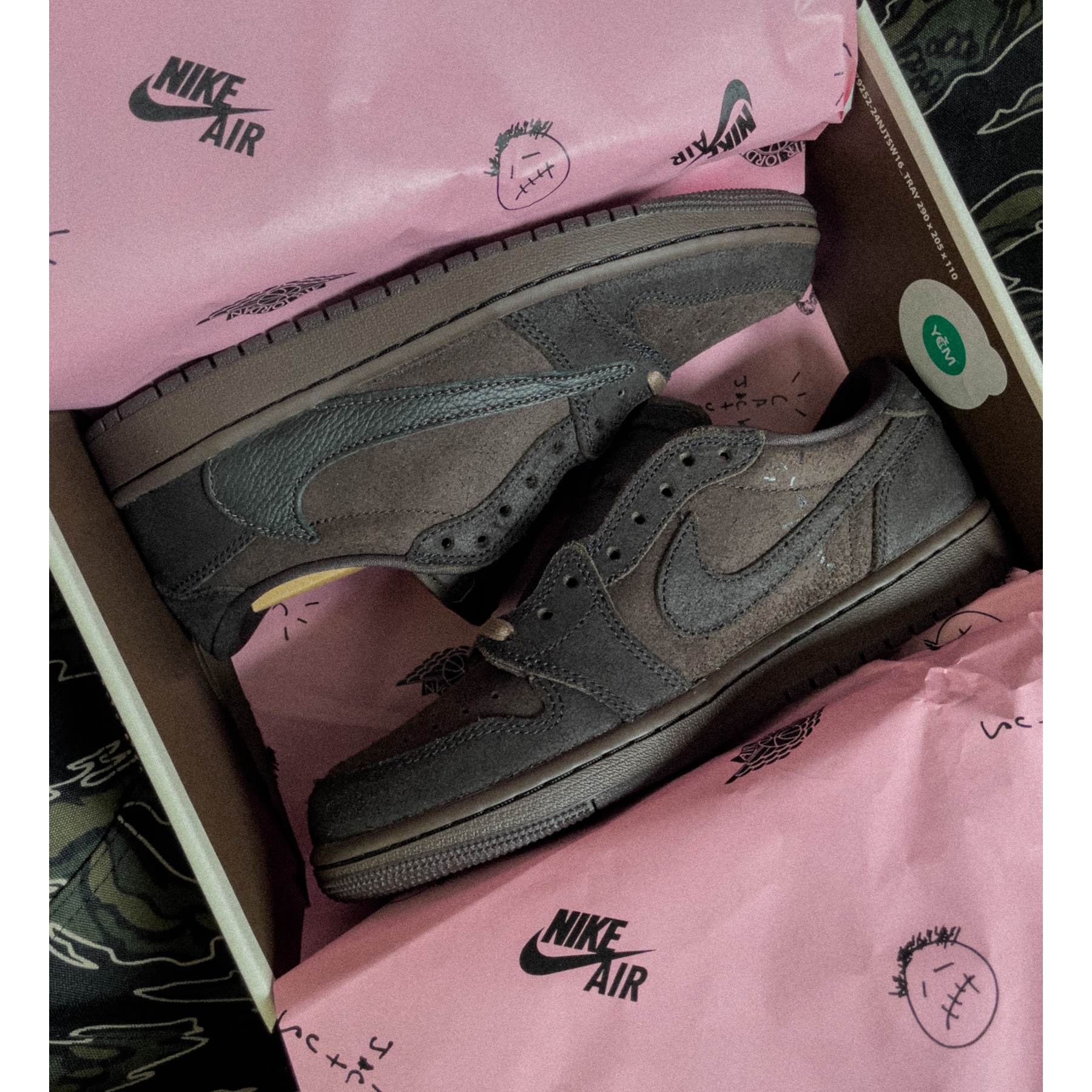 Jordan 1 x Travis Scott Retro Low OG SP Velvet Brown and Dark Mocha 착용 스타일