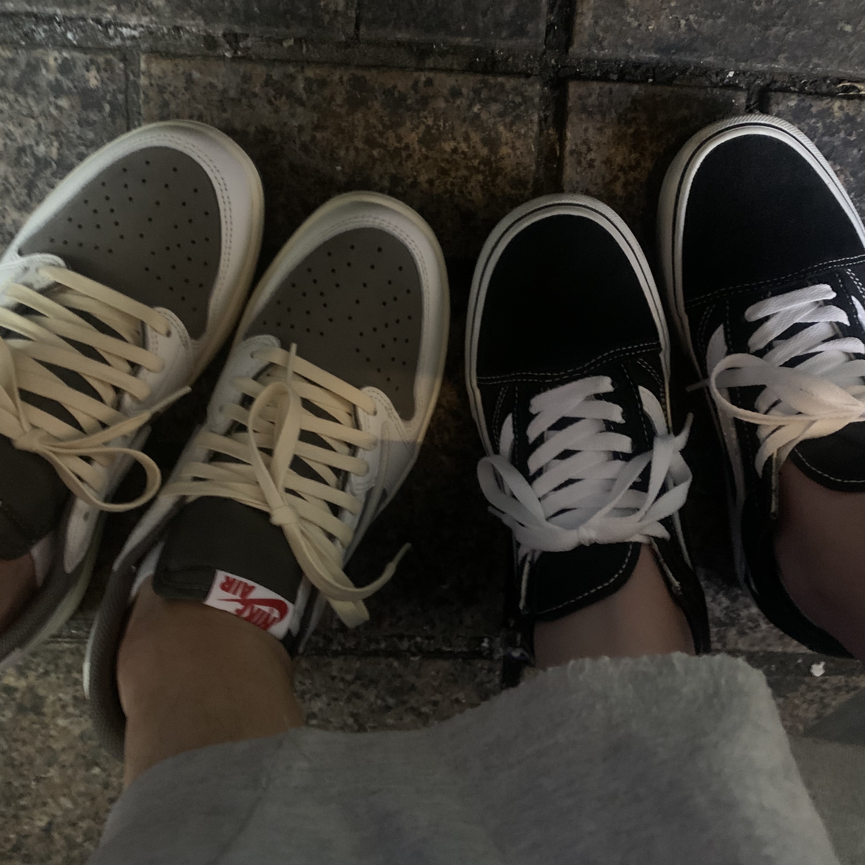 Jordan 1 x Travis Scott Retro Low OG SP Sail and Ridgerock 착용 스타일