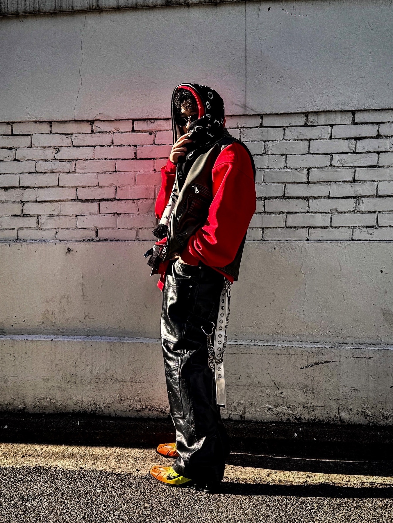 Nike x Martine Rose Shox MR4 Safety Orange, Human Made Heart Carabiner Silver 착용 스타일 - 2