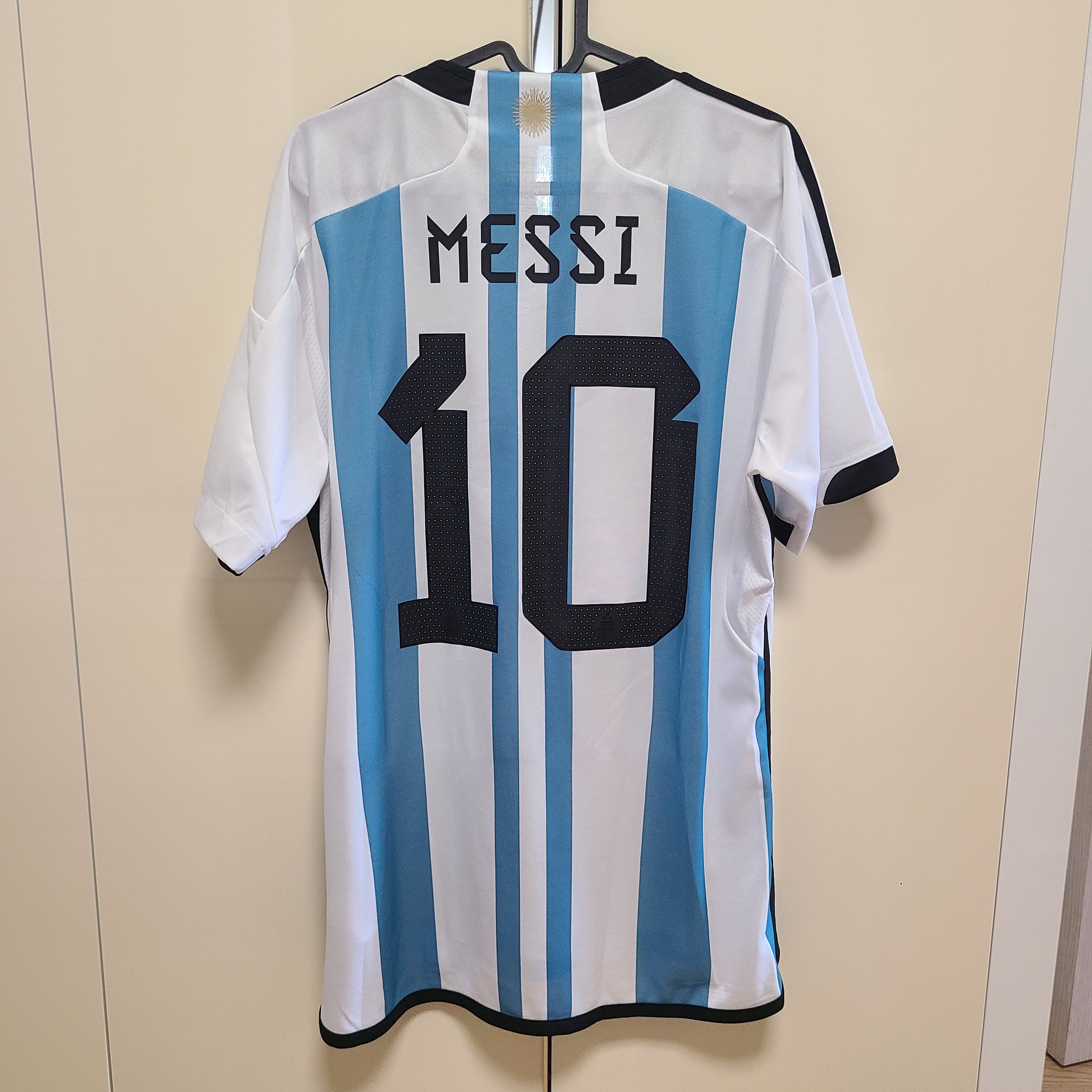 Adidas Argentina Home Jersey 2022 Winners 3-Star White Light Blue - US Sizing (Non Marking Ver.), Adidas Argentina 2024 Home Jersey White Blue Burst - KR Sizing (Non Marking Ver.) 착용 스타일 - 2
