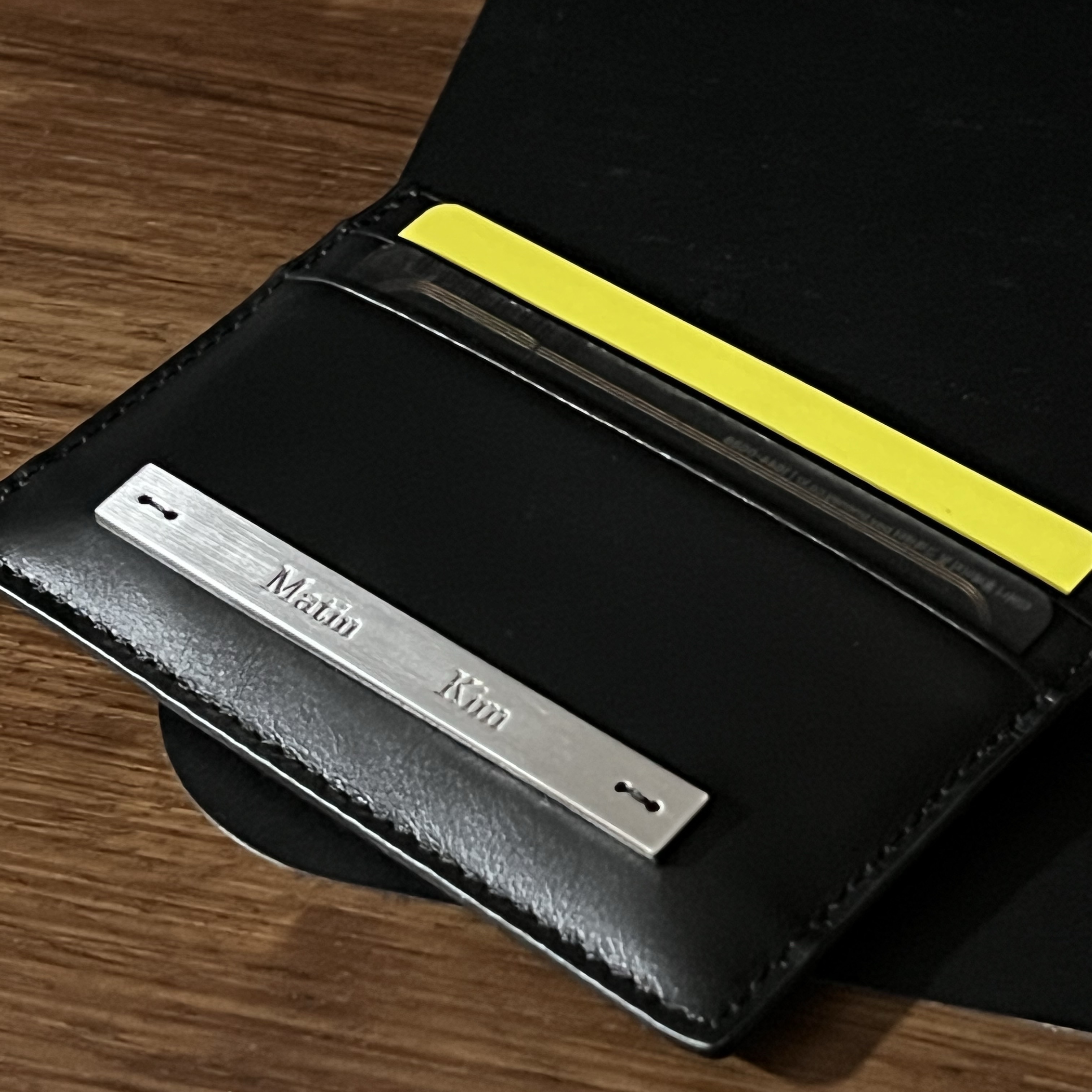Matin Kim Vintage Card Wallet Black 착용 스타일