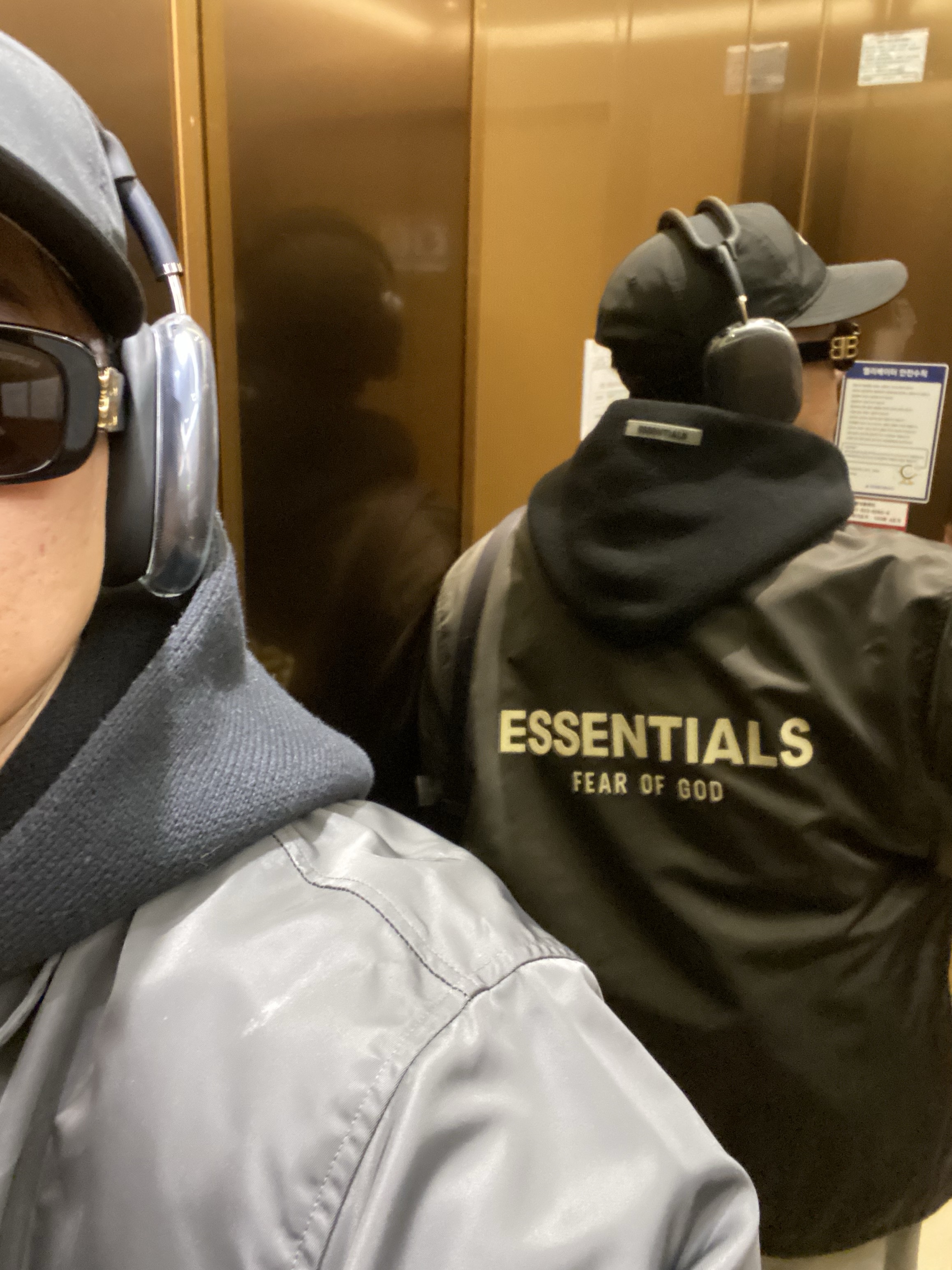 Apple AirPods Max USB C Midnight (Korean Ver.), Essentials x New Era Retro Crown Strapback Black 착용 스타일 - 2
