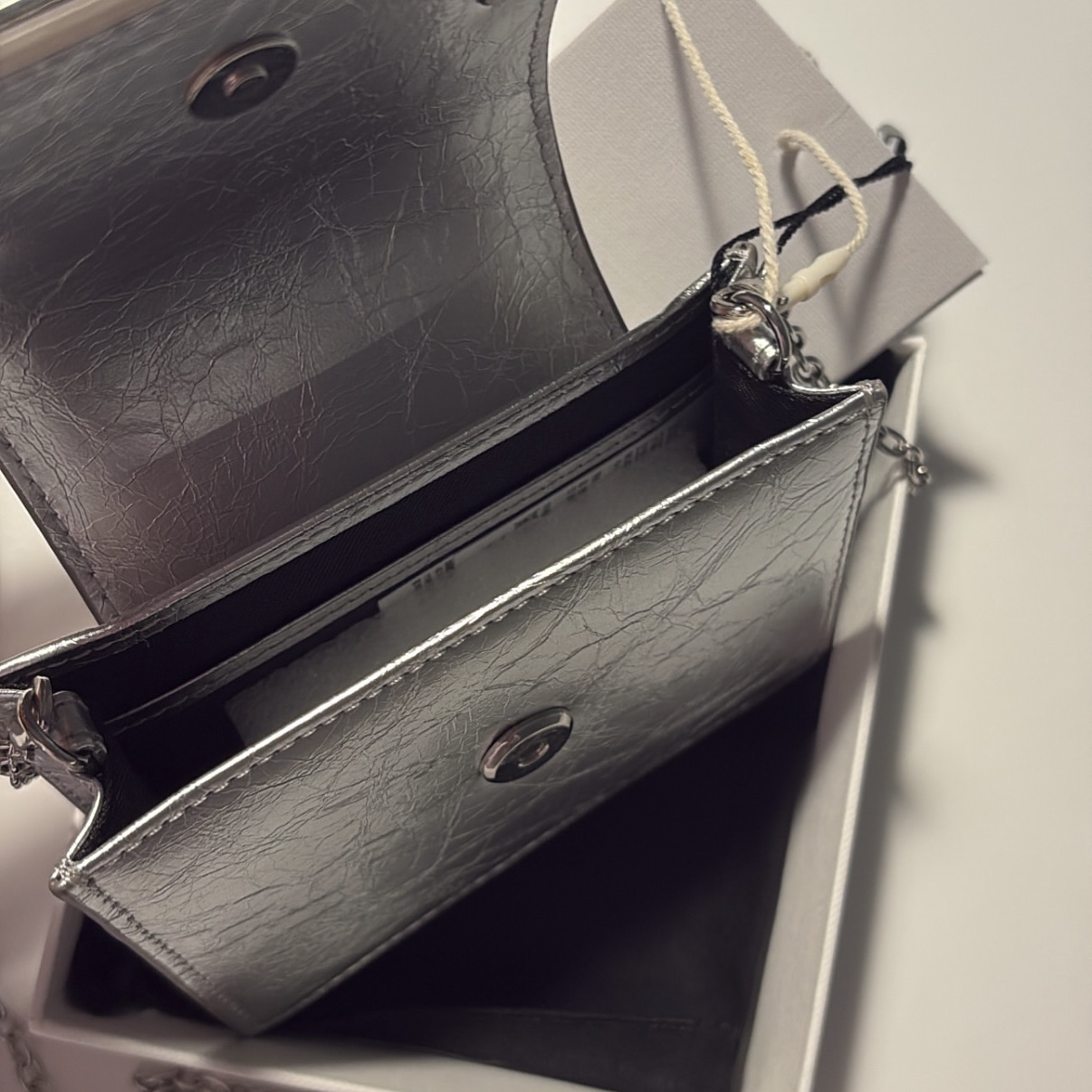 Matin Kim Accordion Mini Bag Silver 착용 스타일 - 2