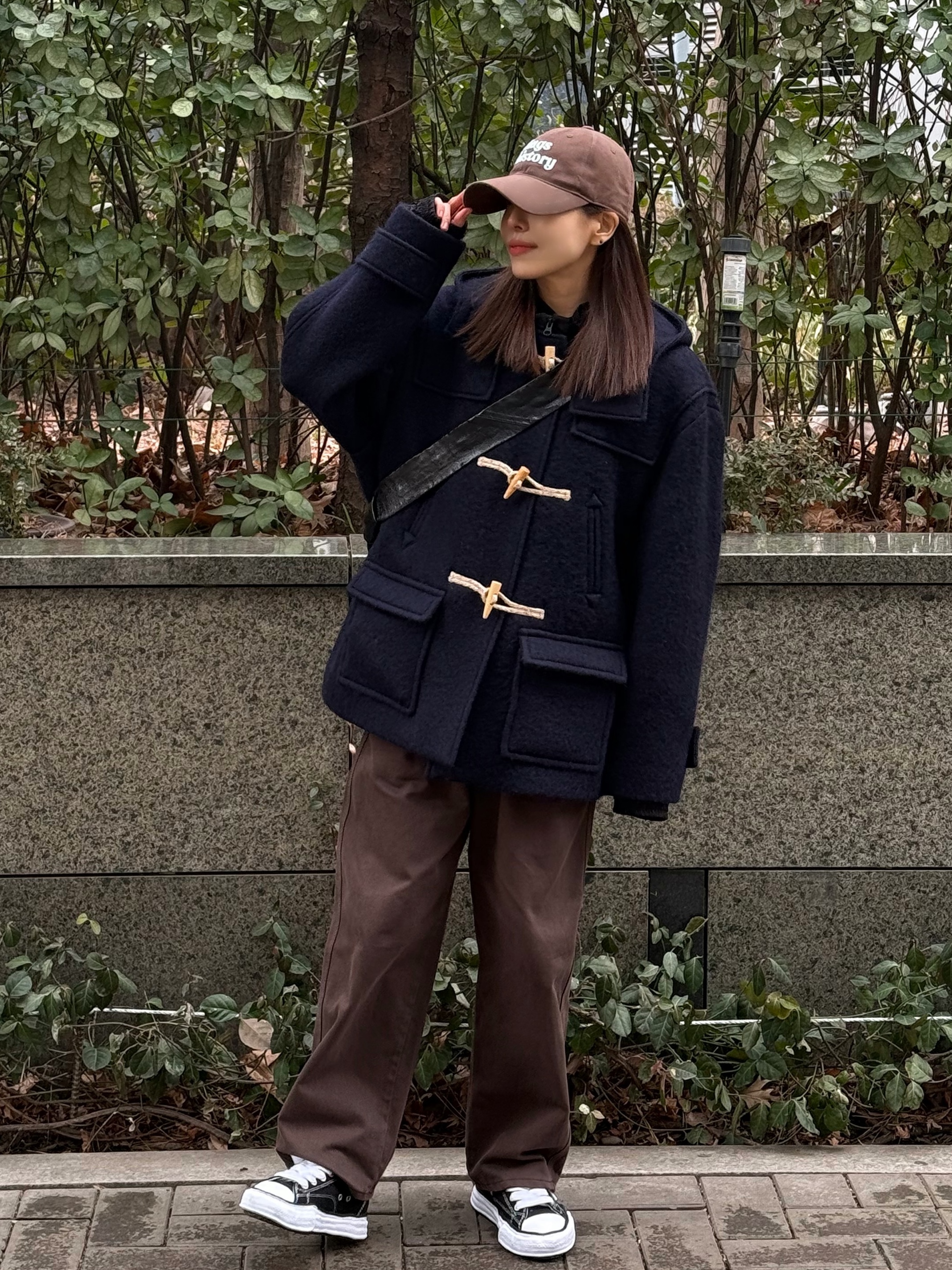 Fritur Brook Duffle Coat Navy_F244CT01, Lemaire Small Croissant Bag Coated Linen Canvas Black 착용 스타일 - 2