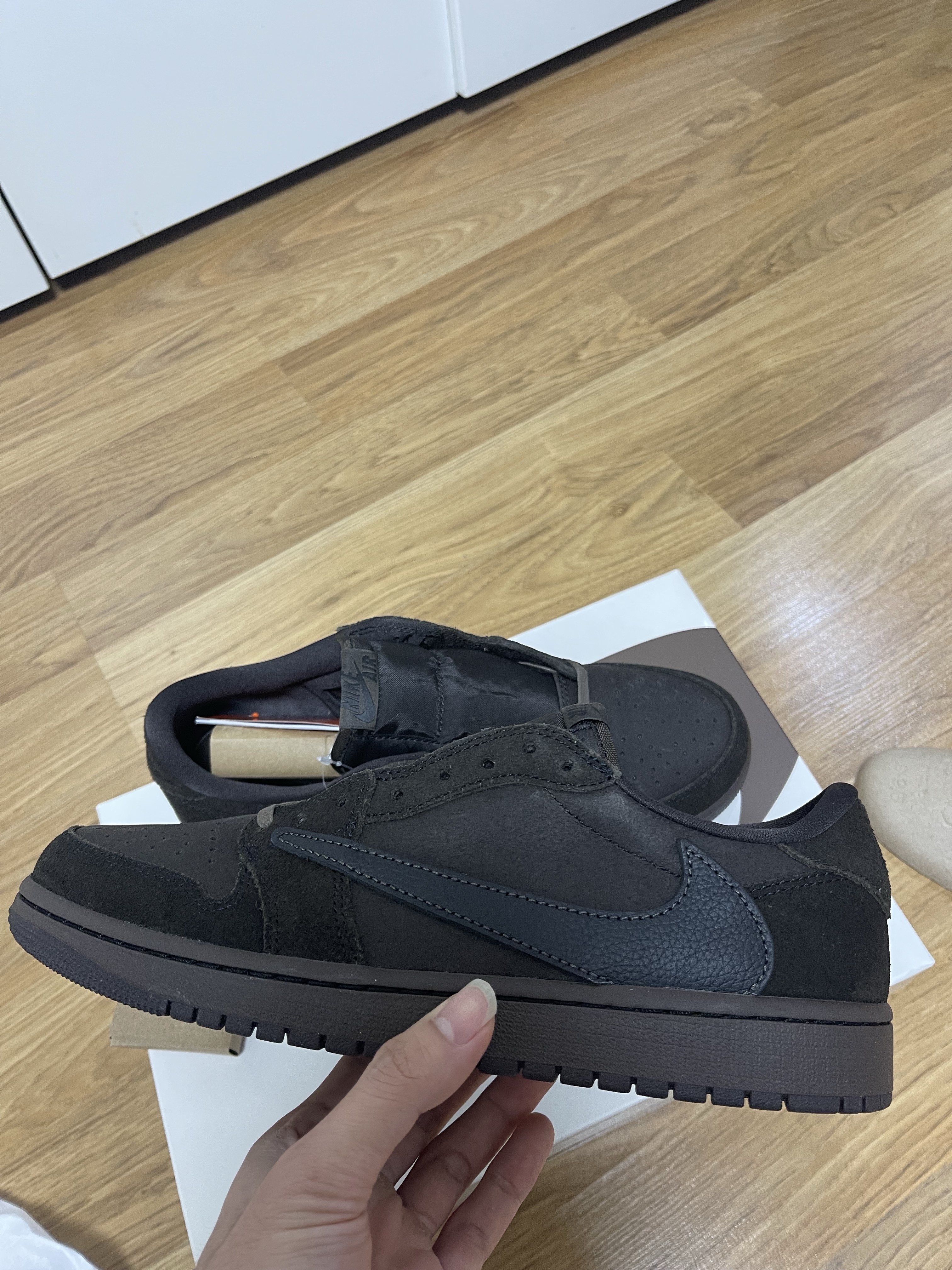 Jordan 1 x Travis Scott Retro Low OG SP Velvet Brown and Dark Mocha 착용 스타일 - 5