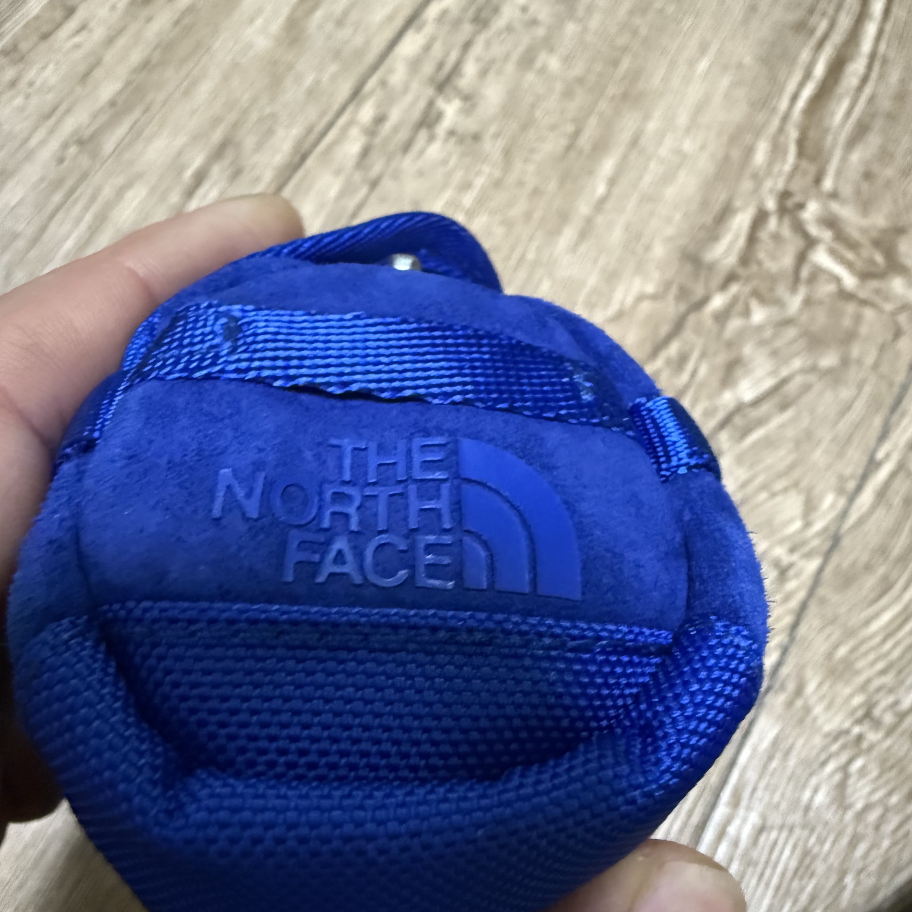 Supreme x The North Face Suede Base Camp Duffle Keychain Blue - 23FW, Supreme Leather Key Loop Red - 21SS 착용 스타일 - 3