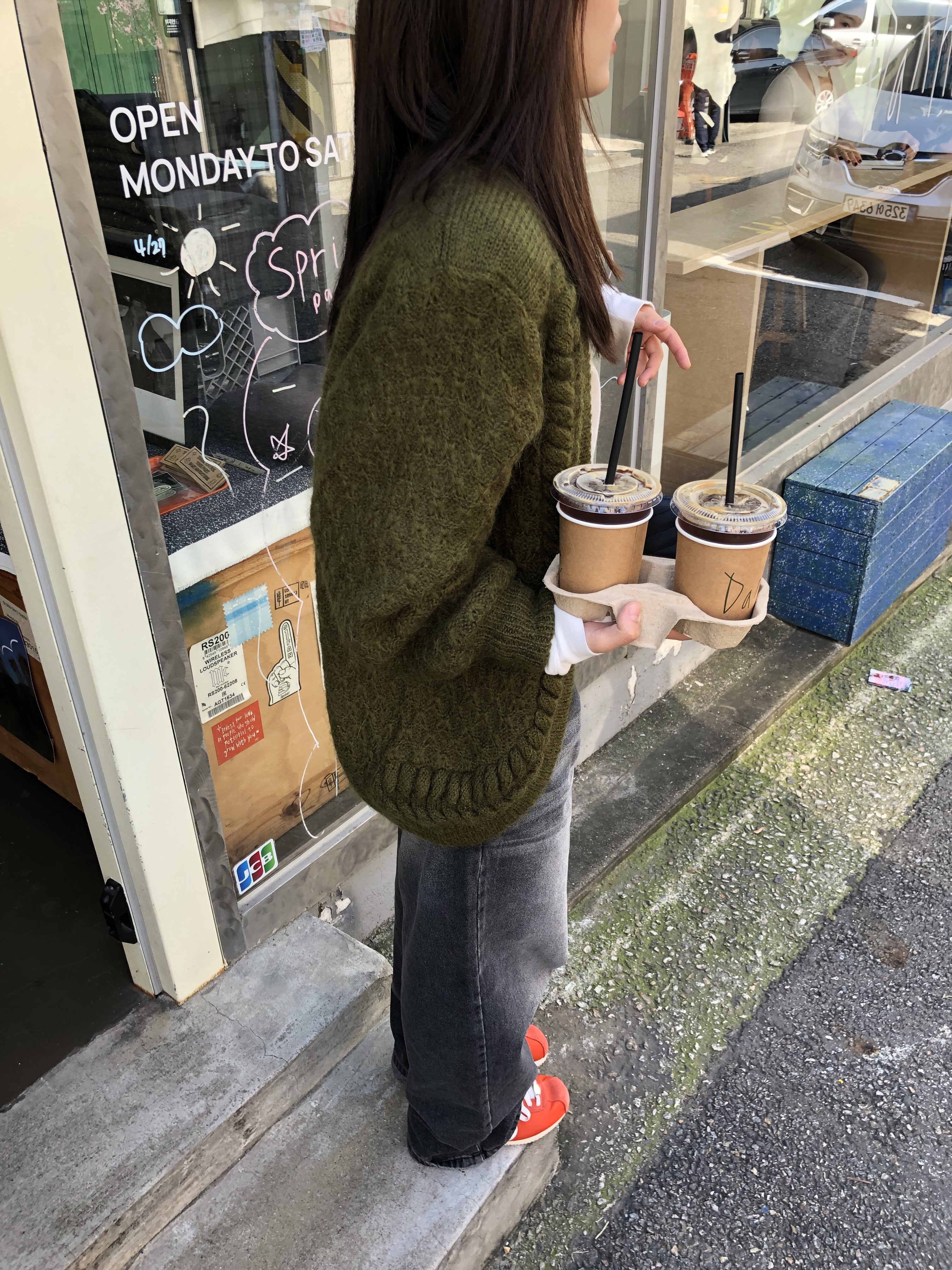 (W) 나이키 코르테즈 피칸테 레드 유니버시티 블루 착용 스타일 - 1