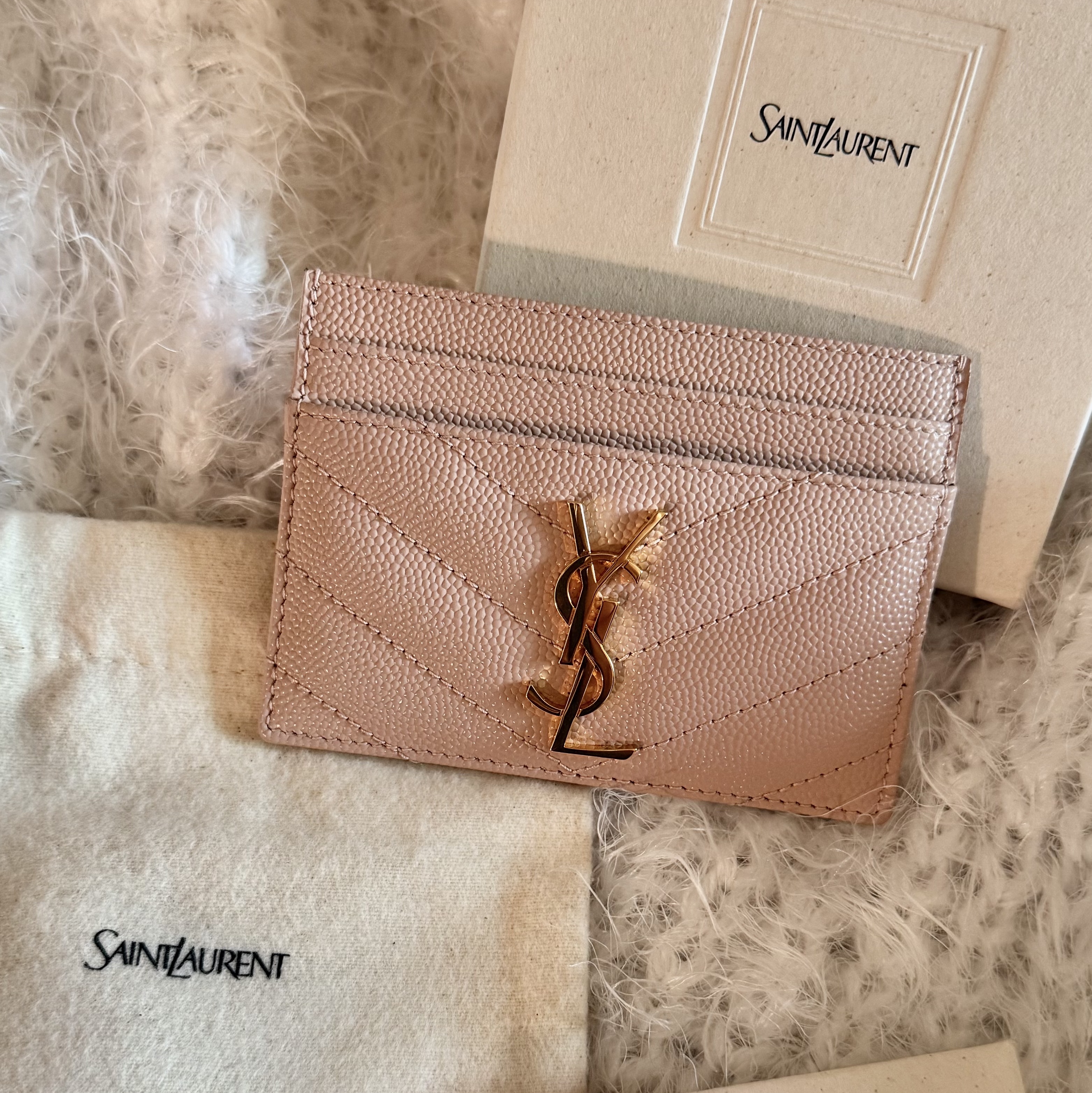 Saint Laurent Cassandre Matelasse Card Case in Grain De Poudre Embossed Leather Pale Blush 착용 스타일