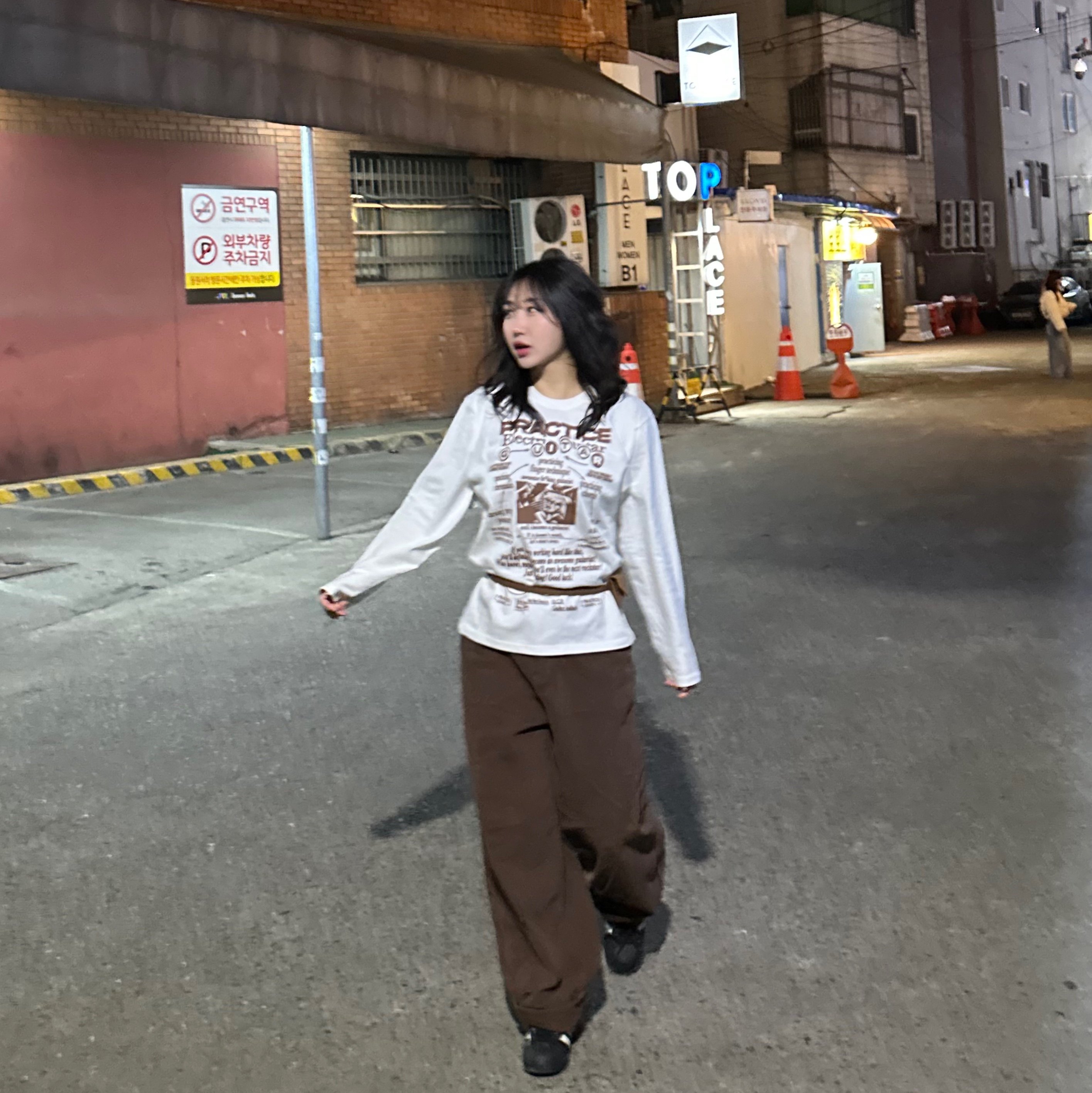 DEFYCLUBROBBERS Routine LS T-Shirt Brown 착용 스타일
