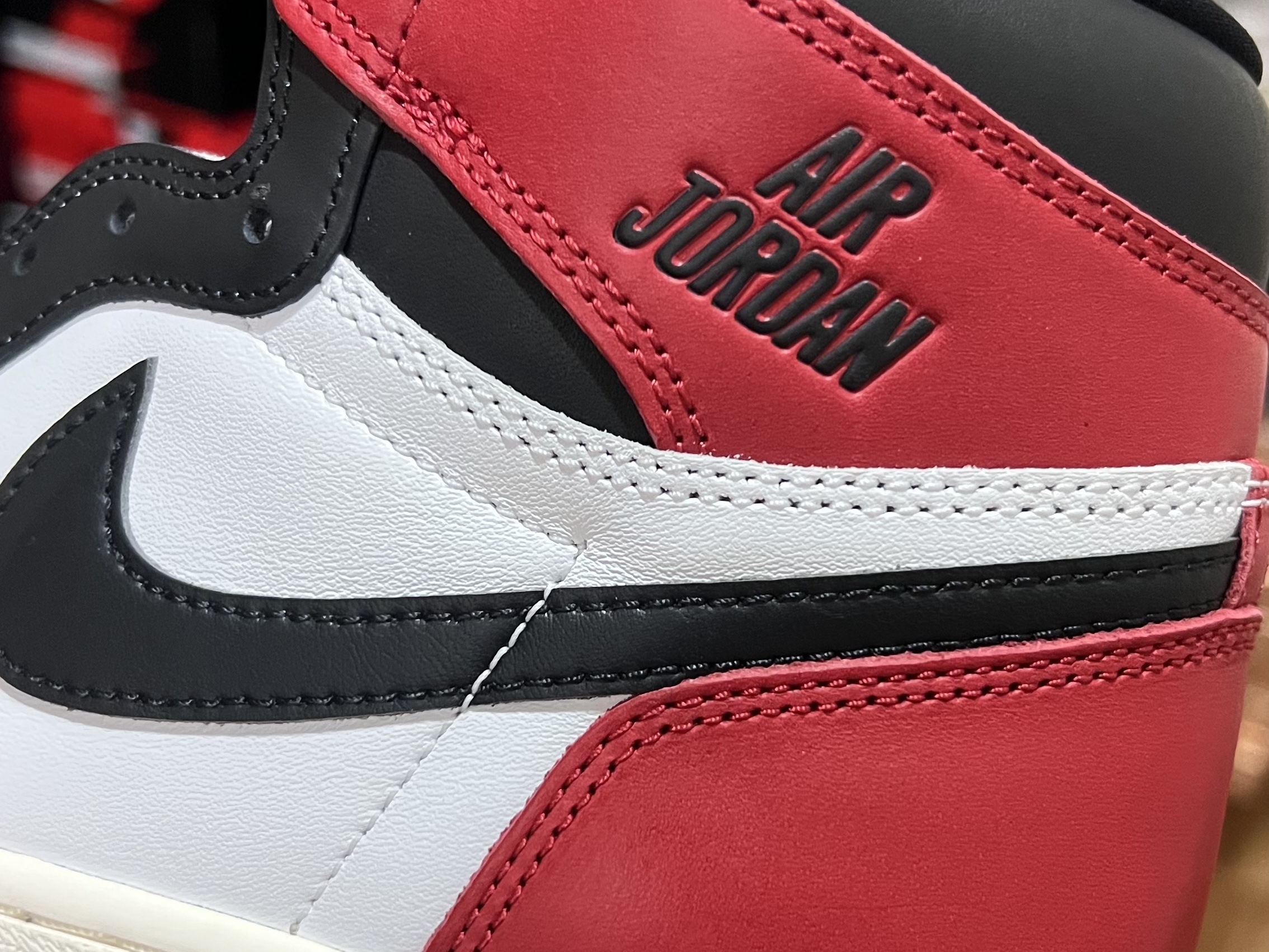 Jordan 1 Retro High OG Black Toe 착용 스타일 - 3