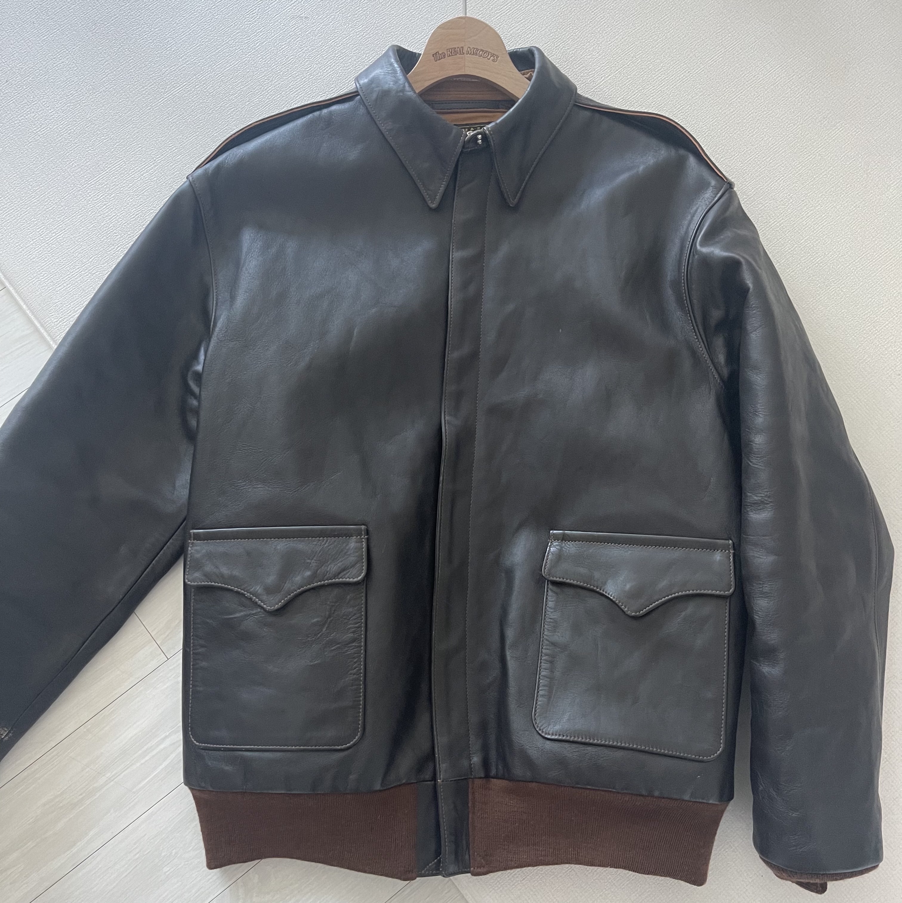The Real McCoy's Type A-2 Leather Jacket Seal Brown 착용 스타일 - 1